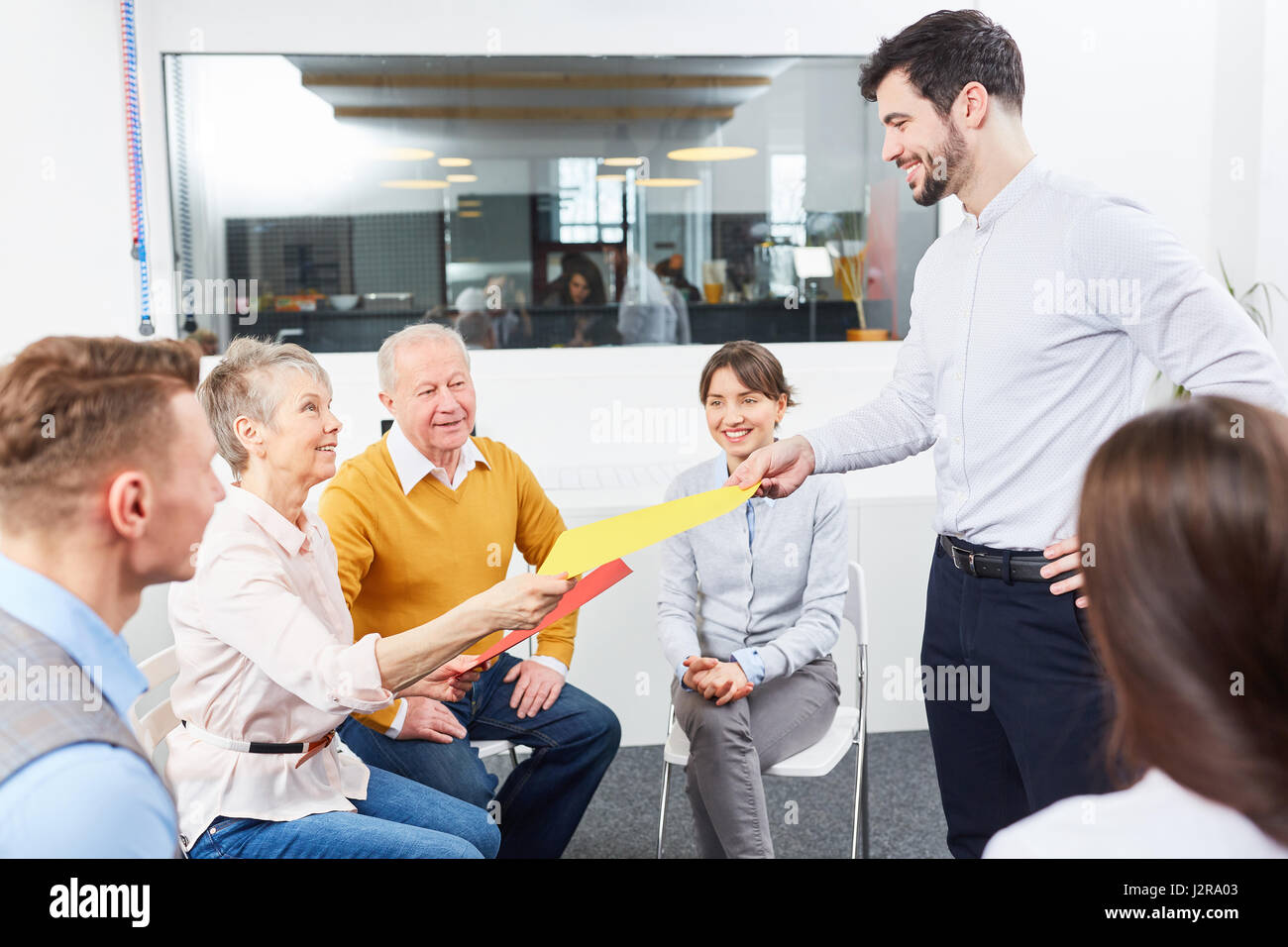 Coach en entreprise atelier de team building avec des collègues Banque D'Images