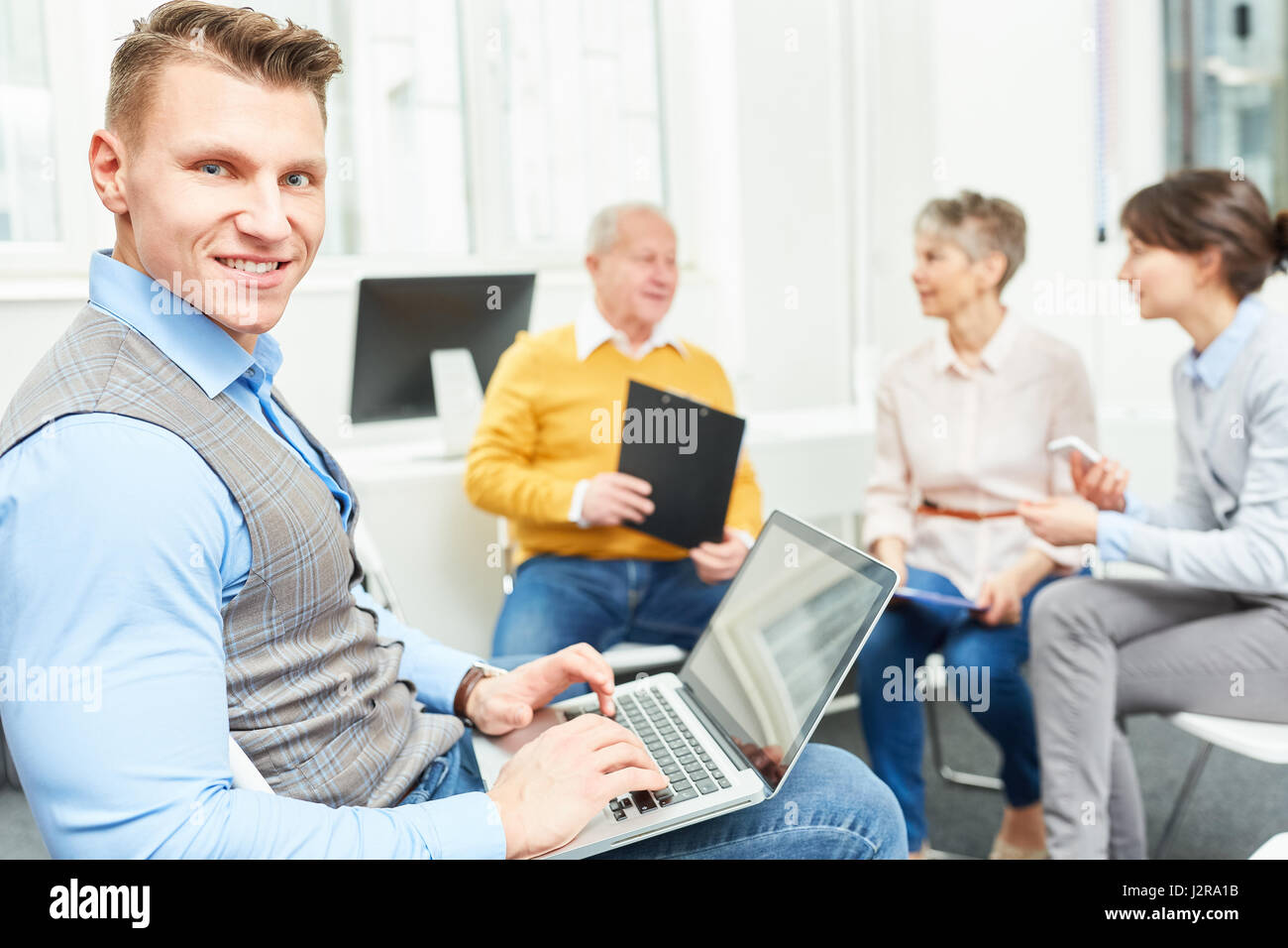 L'homme comme businessman holding laptop computer in workshop Banque D'Images