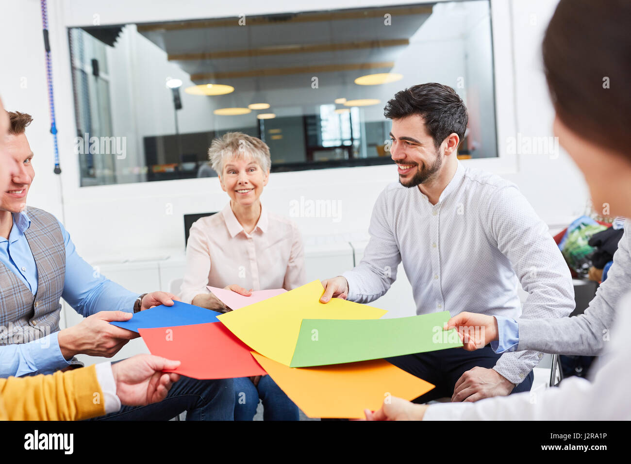 Dans l'équipe de démarrage d'affaires atelier créatif de team building Banque D'Images