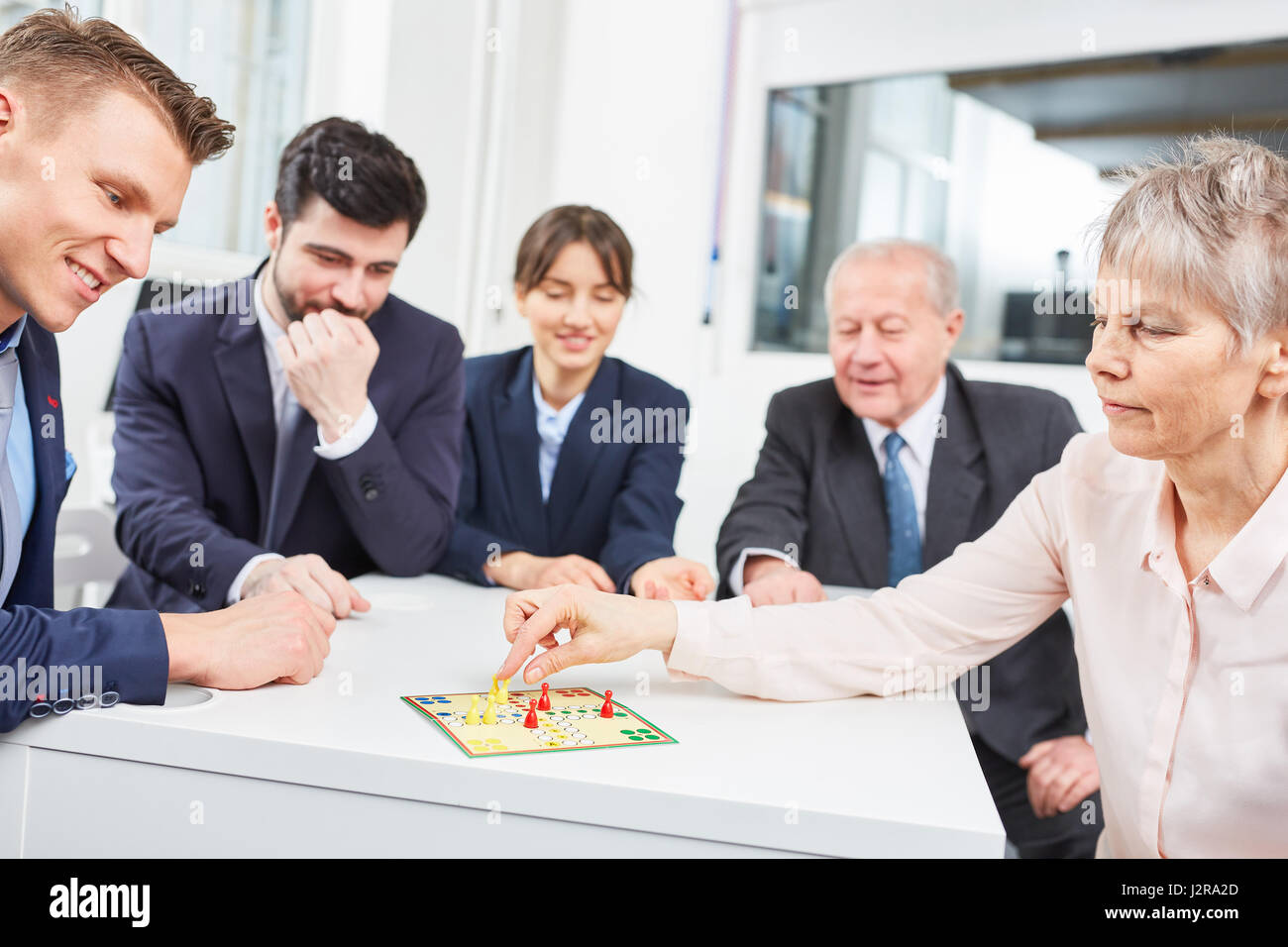 Les gens d'affaires jouer à jeu comme un groupe d'équipe Banque D'Images