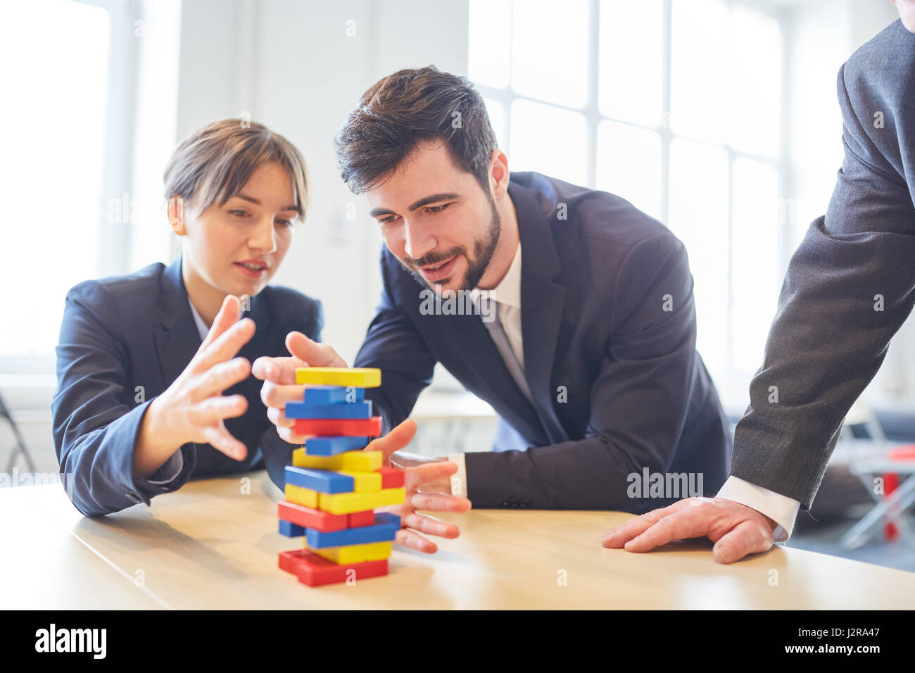 Teambuilding Entreprise pour l'exercice d'équipe créative avec des blocs Banque D'Images