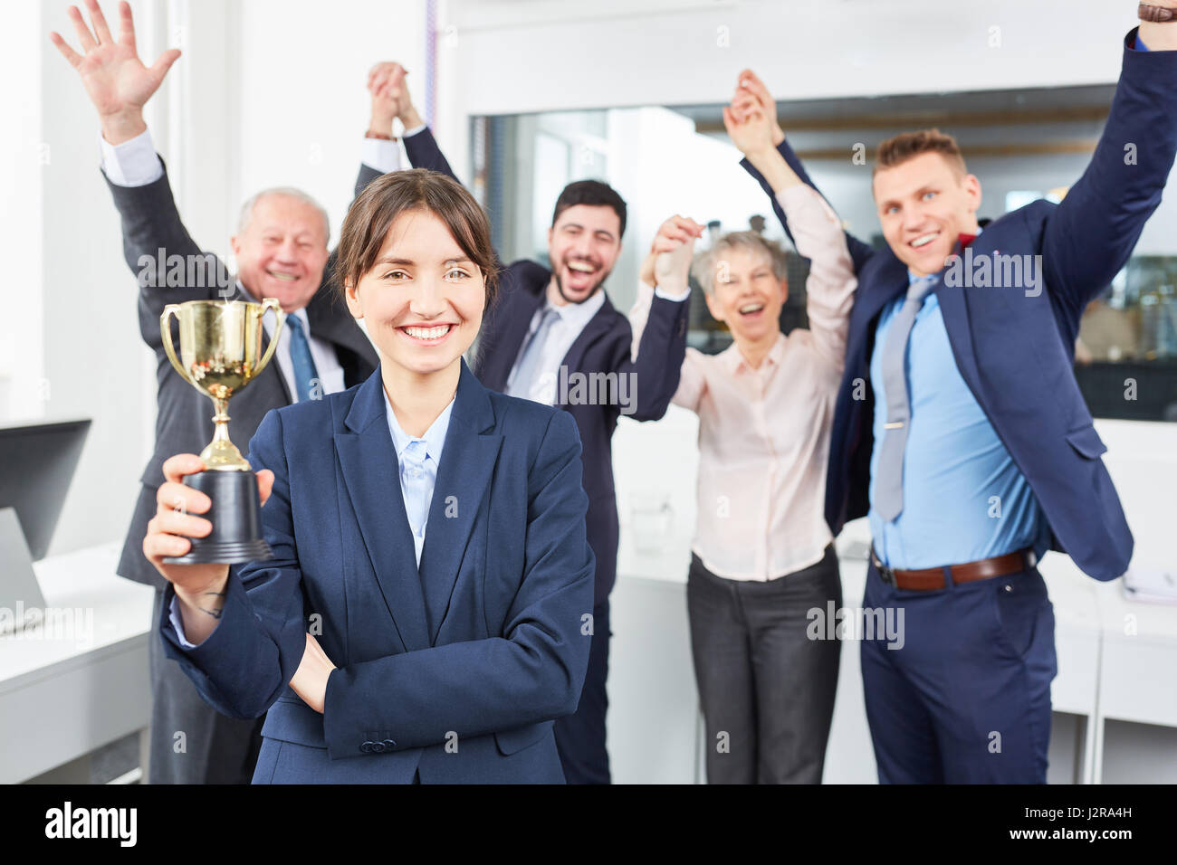 Business team célébrer son succès en tant que gagnant du trophée fiers Banque D'Images