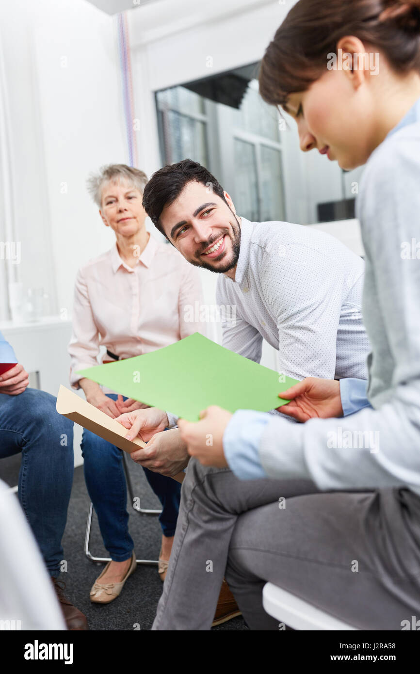L'équipe d'affaires travaillent ensemble à un séminaire de team building Banque D'Images
