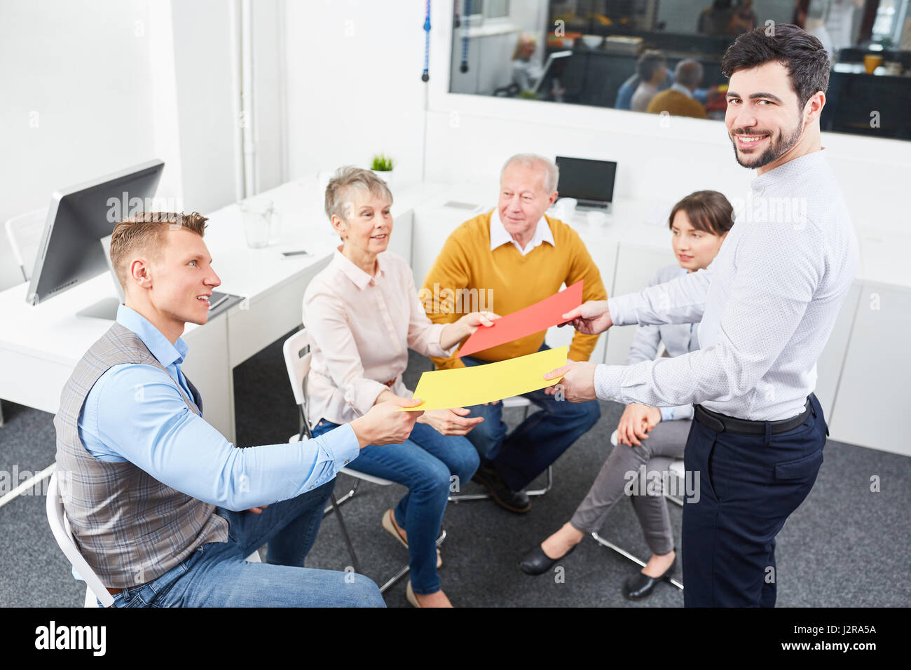 L'homme en tant que coach en entreprise séminaire team building workshop Banque D'Images