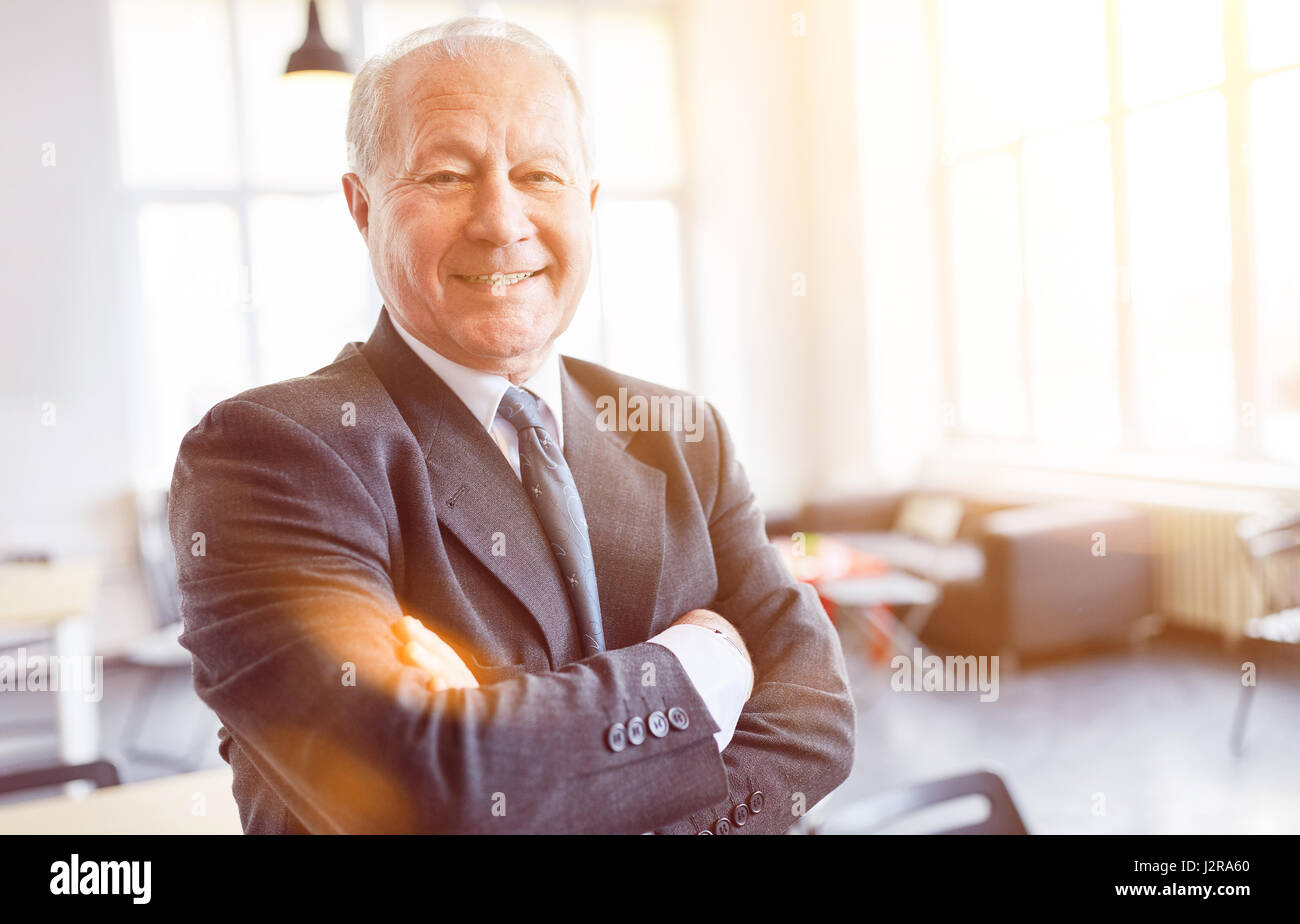 Testimonial portrait of businessman comme le patron ou chef de la Banque D'Images