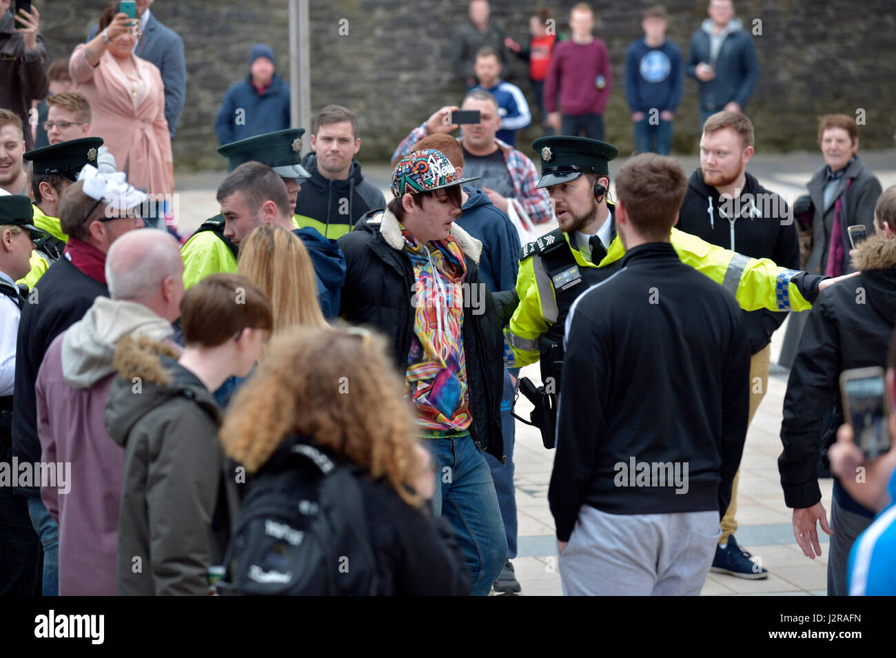 Les jeunes à retenir les agents PSNI a légaliser le cannabis manifestation à Guildhall Square, Derry, Londonderry, en Irlande du Nord. Banque D'Images