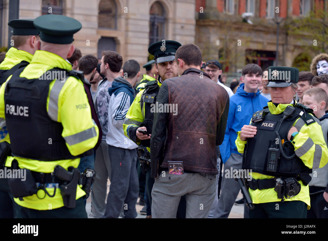 Agents PSNI question un des jeunes à une manifestation à légaliser le cannabis Guildhall Square, Derry, Londonderry, en Irlande du Nord. Banque D'Images