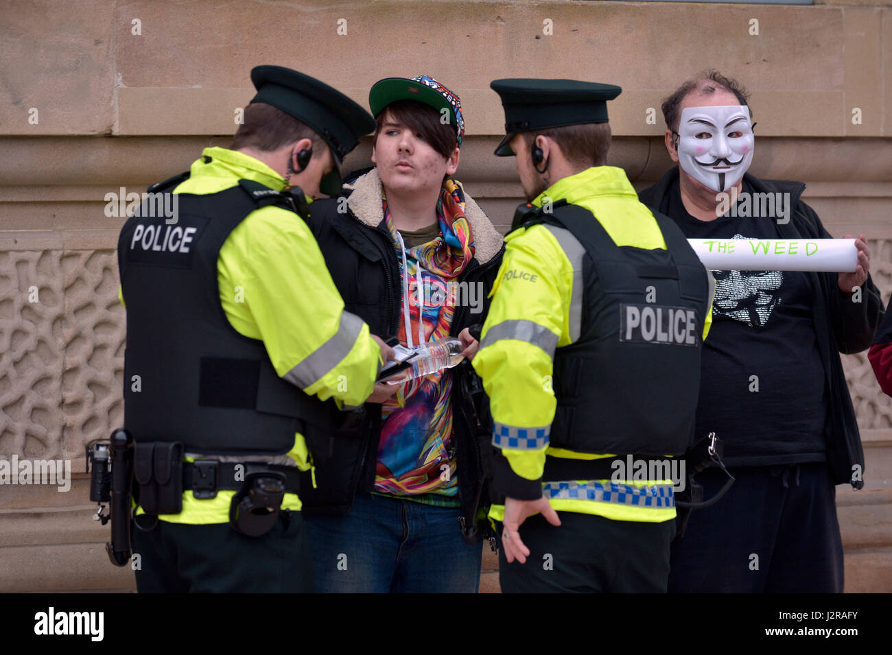 Agents PSNI question un des jeunes à une manifestation à légaliser le cannabis Guildhall Square, Derry, Londonderry, en Irlande du Nord. Banque D'Images