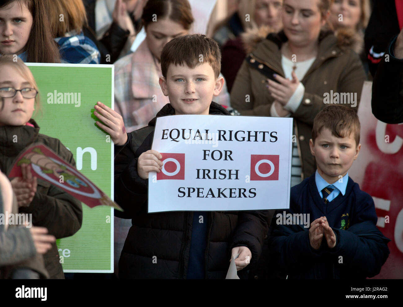 L'école primaire de langue irlandaise enfant à protester contre une loi sur la langue irlandaise, dans la région de Derry, Londonderry, en Irlande du Nord. Banque D'Images