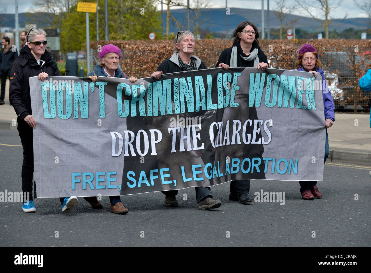 Les femmes à un syndicat mai à Londonderry, soutenant un 21 ans qui a été condamné à trois mois avec sursis pour l'achat de comprimés onl Banque D'Images