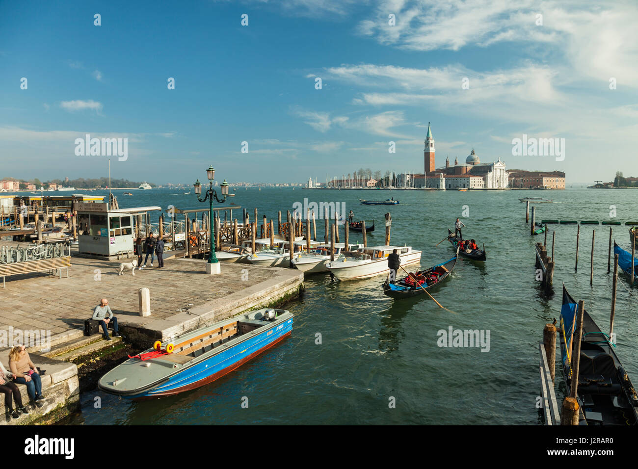 Après-midi de printemps sur le bassin de San Marco à Venise. San Giorgio Maggiore Église dans la distance. Banque D'Images