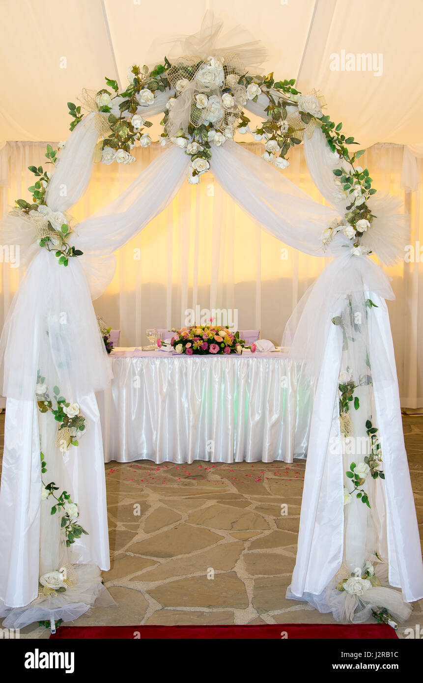 Arche décorée de voile mariage et fleurs Banque D'Images