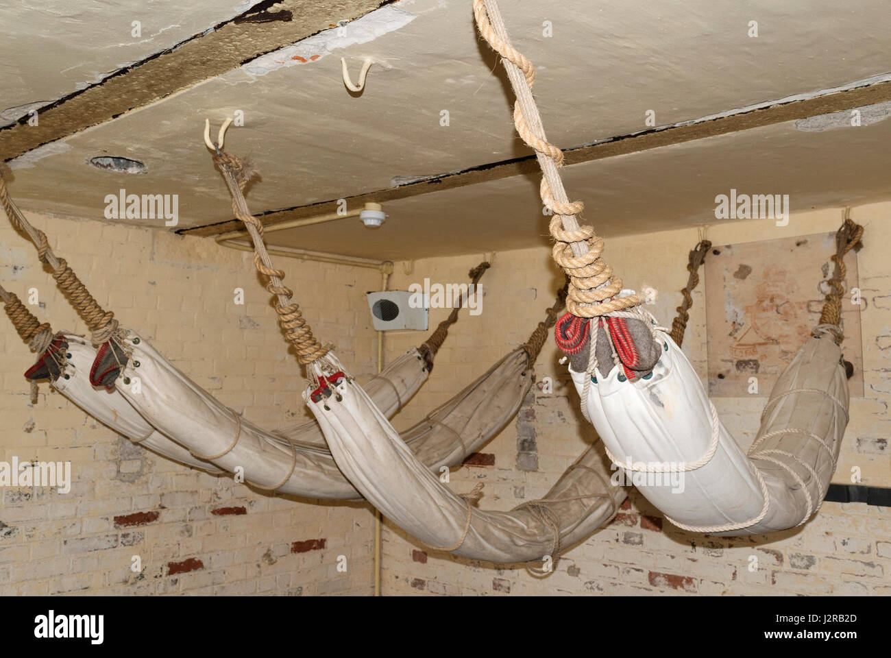 Des hamacs encore accrochée dans la seconde guerre mondiale, en quarts de sommeil en le château de pendennis à Falmouth, Cornwall, England, UK. Banque D'Images