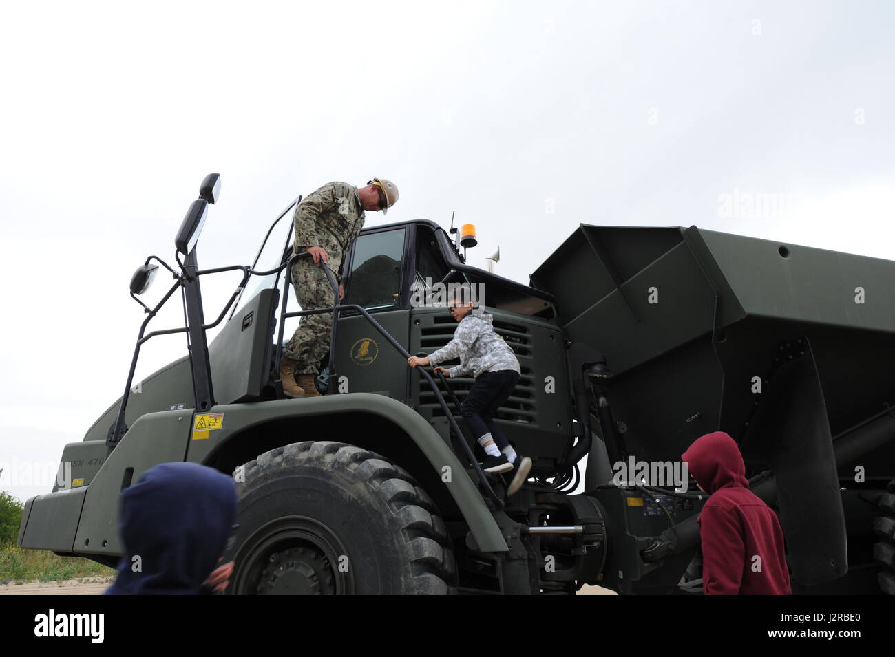 La station navale de Rota, Espagne (21 avril 2017) 1ère classe opérateur d'équipement, Vehrs Jared de Elderton, Wisconsin, donne une tournée d'un camion-benne articulé à Josué Gonazalez, 10, au cours d'un premier maître (CPO) 365 cas de mentorat sur Camp Mitchell à bord de la station navale de Rota, Espagne le 21 avril 2017. Les officiers mariniers, affectés à la construction navale (bataillon Mobile NMCB) 1, a accueilli les Boy Scouts de Den 5 Pack 283 pour les démonstrations et les mains sur l'expérience d'apprentissage. 1 NMCB est déployée avant d'exécuter la construction, l'aide humanitaire et l'aide étrangère, les opérations spéciales combattre s Banque D'Images