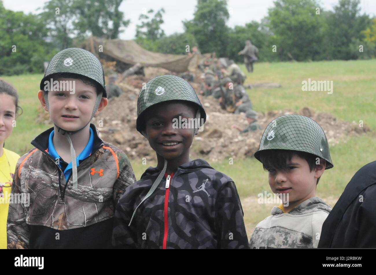 Enfants REGARDER LA DEUXIÈME GUERRE MONDIALE, les adopter de nouveau au département militaire du Texas Open House et American Heroes Air Show au Camp Mabry. (U.S. Photo de l'armée par le Sgt Mark Otte, Mobile 100e Détachement des affaires publiques) Banque D'Images