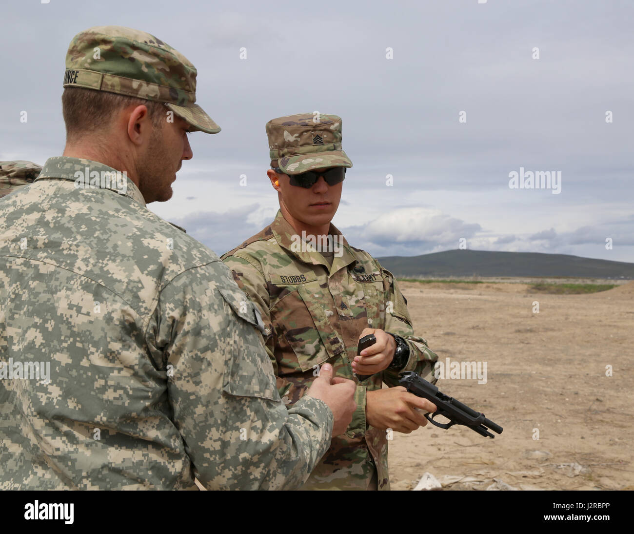 Le sergent de l'armée américaine. Brandon Stubbs, 756e compagnie de munitions (NEM), 184e bataillon et des munitions (NEM), 52e Groupe de munitions (NEM), reçoit un magazine au cours de cinq tables rondes de qualification le pistolet de l'armée allemande (GAFPB) Badge de compétence dans le cadre de l'événement Cours de dirigeants CBRNE au centre de formation de Yakima, Washington, le 23 avril 2017. Le pistolet gamme requise aux participants de cinq tours d'incendie en trois cibles avec au moins un tour par cible pour se qualifier. (U.S. Photo de l'armée par le Sgt. Kalie Jones) Banque D'Images