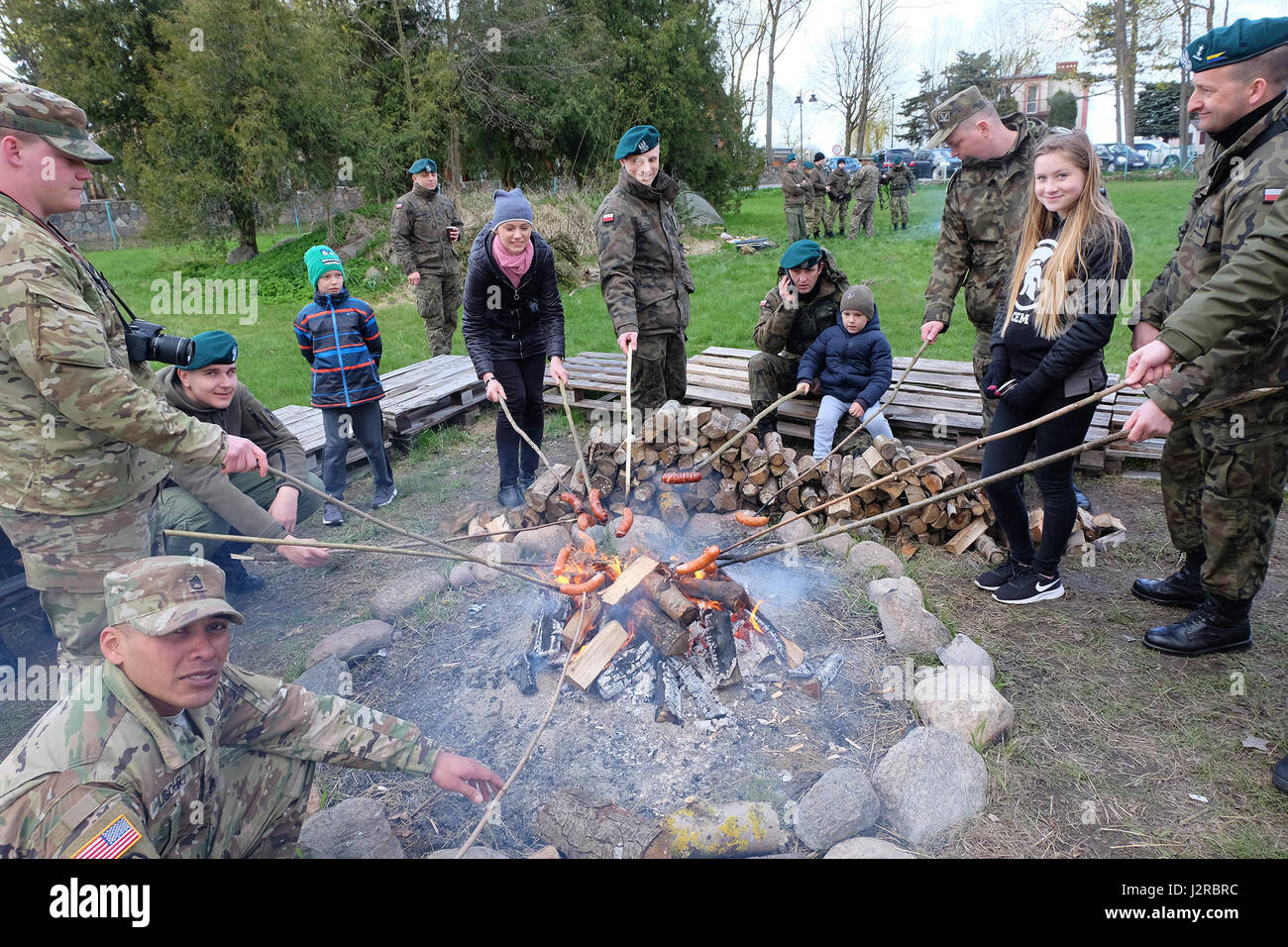 Les résidents locaux inscrivez-vous Battle Group Pologne et 15e Brigade mécanisée des soldats dans un cuisinier à un événement portes ouvertes à une académie militaire à Elk, Pologne le 22 avril. (Photo de l'Armée américaine par la CPS. Kevin Wang/libérés) Banque D'Images