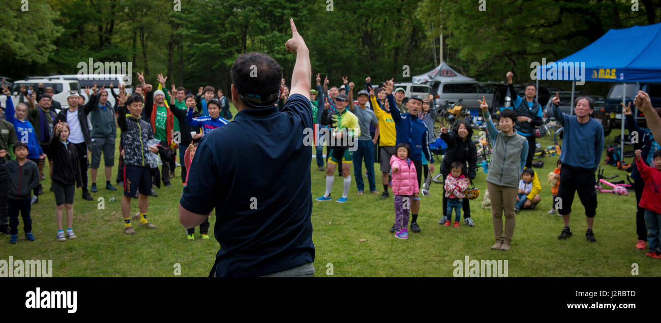 Les participants à l'excursion de Tama de vélo de montagne et leurs familles jouer pierre, papier, ciseaux et pour un prix 22 avril 2017, à Tama Hills Recreation Area, le Japon. Après la course des prix ont été tirée au sort et le déjeuner a été fourni pour les participants et leurs familles. (U.S. Air Force photo par un membre de la 1re classe Donald Hudson) Banque D'Images