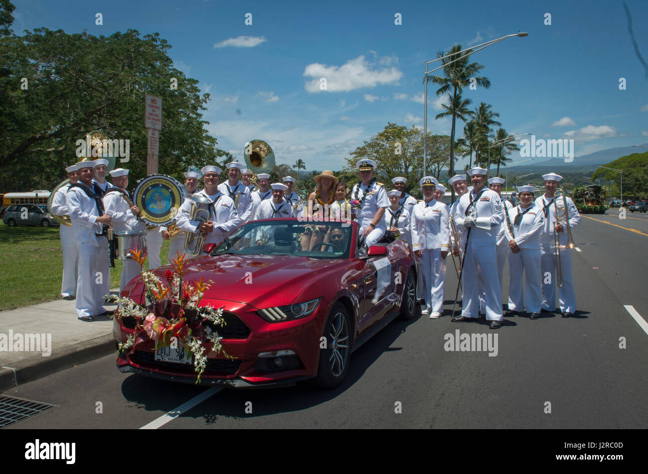 Les membres de la bande de la Flotte du Pacifique constituent avec le Capt Jenks, chef d'état-major responsable Région Marine New York, et sa femme Catherine après la conclusion de la Merrie Monarch Festival Parade Samedi 22 avril. Les membres de la bande de la Flotte du Pacifique ont été sur l'île de Hawaii au début de la semaine, le travail avec les scolaires, le renforcement de l'éducation de la tige, et en fournissant l'approche communautaire. La Marine canadienne reconnaît que le Merrie Monarch Festival rend hommage à l'héritage laissé par le roi David Kalākaua, qui a inspiré la perpétuation des traditions hawaïennes, langue maternelle et arts. Roi Kalākaua négocia un traité avec l'Uni Banque D'Images