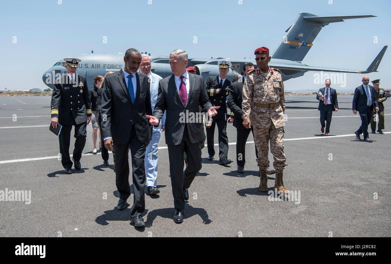 Le Secrétaire de la Défense Jim Mattis rencontre le ministre de la défense de Djibouti Ali Hassan Bahdon au Camp Lemmonier, Djibouti, le 23 avril 2017. (DOD photo de haute technologie de l'US Air Force. Le Sgt. Brigitte N. Brantley) Banque D'Images