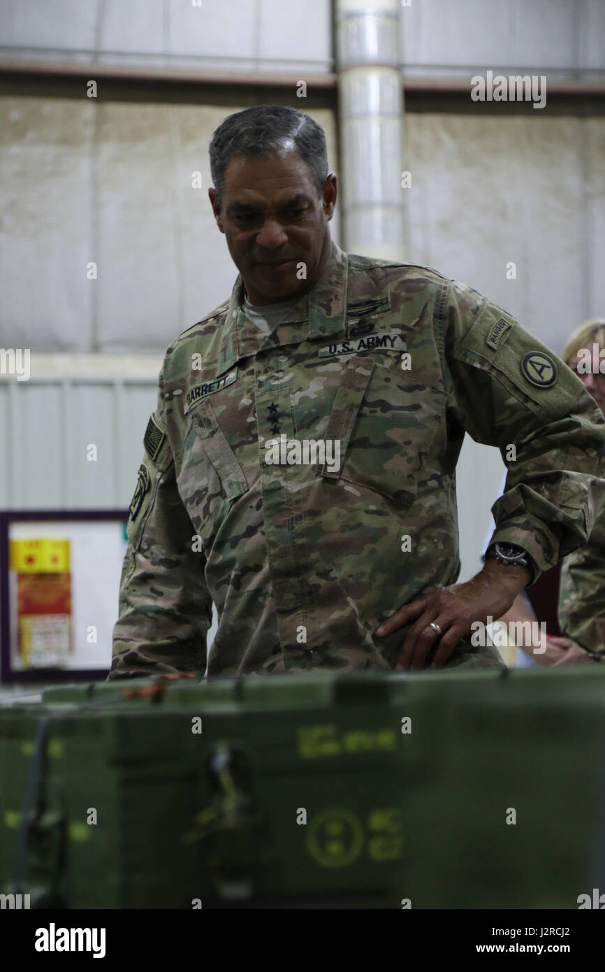 Le lieutenant-général Michael Garrett, général commandant de l'armée américaine, écoute centrale au cours d'une visite guidée des fonctionnalités au point d'approvisionnement en munitions lors d'une visite, le 24 avril, le Camp Arifjan. Visite de Garrett lui a fourni l'occasion de voir de première main les capacités de l'ASP. (U.S. Photo de l'armée par le Sgt. Bethany Huff, ARCENT Public Affairs) Banque D'Images