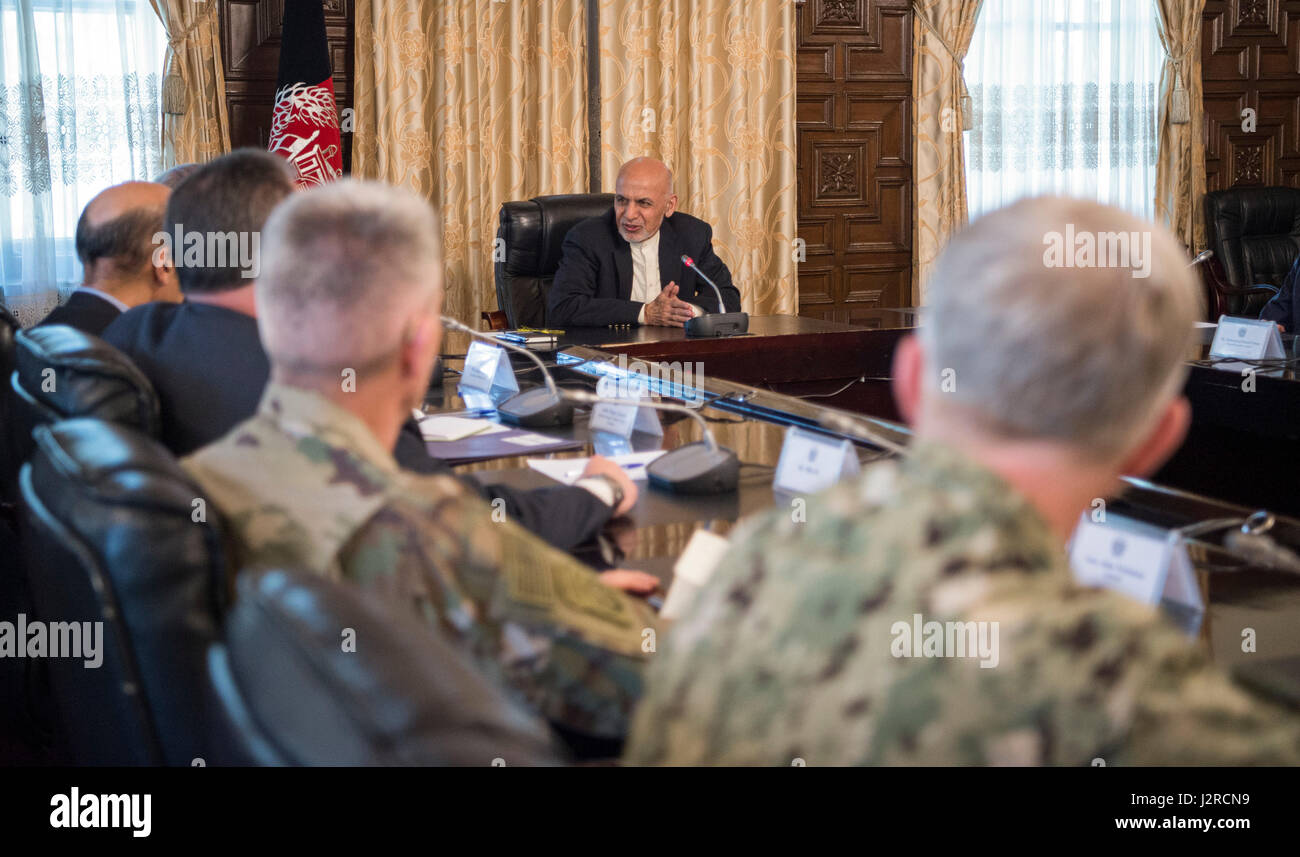 Le Secrétaire de la Défense Jim Mattis se réunit avec le président de l'Afghanistan, Ashraf Ghani au palais présidentiel à Kaboul, Afghanistan, le 24 avril 2017. (DOD photo de haute technologie de l'US Air Force. Le Sgt. Brigitte N. Brantley) Banque D'Images