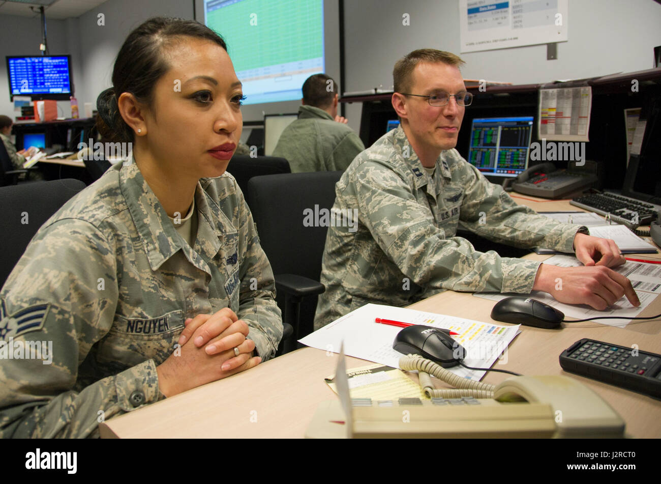 SCHRIEVER Air Force Base, Colorado -- hauts Airman Hannah Nguyen et le capitaine Cuyler Gembol, 6e Escadron d'opérations, de surveiller l'activité de la continuité des opérations au cours d'un événement de formation avec la National Oceanic and Atmospheric Administration, le lundi, avril 24th, 2017. 6 PON assure la sauvegarde à la NOAA, les principaux opérateurs de la Defense Meteorological Satellite Program (DMSP) des satellites, dans le cas où des systèmes de la NOAA sont inopérants. (U.S. Air Force photo/Senior Airman Laura Turner) Banque D'Images