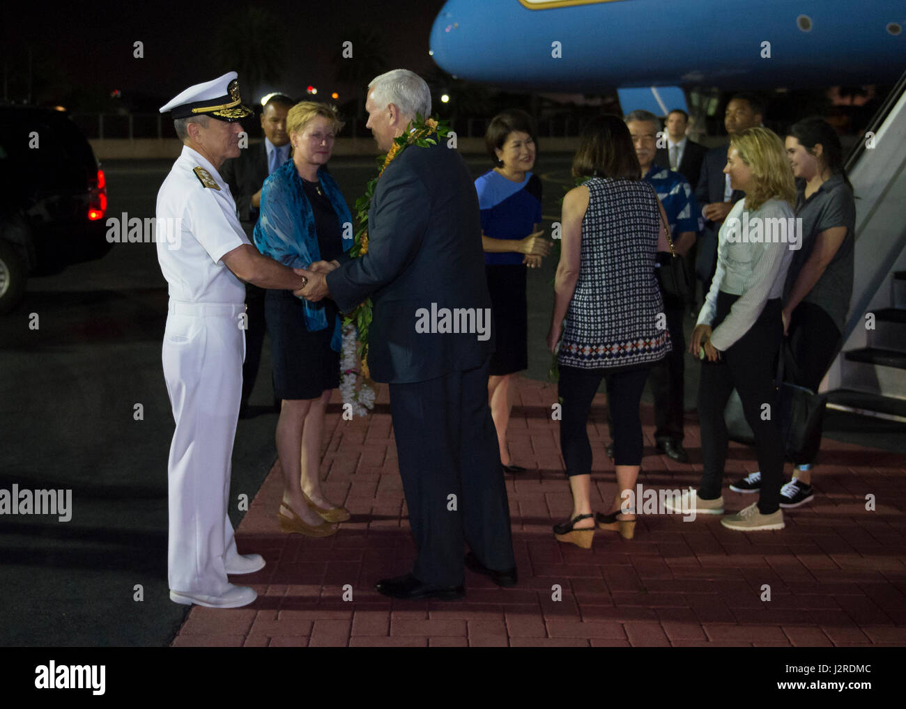 170424-N-WY954-008 JOINT BASE PEARL HARBOR, Hawaï (HICKAM-23 avril 2017) - Adm. Harry B. Harris Jr., Commandant, United States Pacific (USPACOM), accueille le Vice-président Mike Pence à son arrivée à l'Aérodrome de Hickam. Pence's stop à Hawaï couronne sa première visite officielle à l'Indo-Asia-Pacifique en renforçant l'engagement total à ses alliances de sécurité. (U.S. Photo par marine Spécialiste de la communication de masse 2e classe Robin W./Pic) Parution Banque D'Images