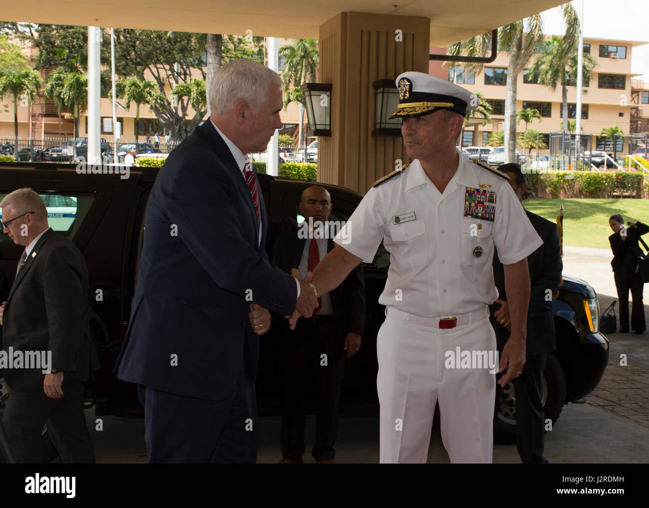 170424-N-WY954-048 H.M. CAMP SMITH, New York (24 avril 2017) Adm. Harry B. Harris Jr., Commandant, United States Pacific (USPACOM), accueille le Vice-président Mike Pence à son arrivée au siège de l'USPACOM. Pence's stop à Hawaï couronne sa première visite officielle à l'Indo-Asia-Pacifique en renforçant l'engagement total à ses alliances et partenariats de sécurité.. (U.S. Photo par marine Spécialiste de la communication de masse 2e classe Robin W./Pic) Parution Banque D'Images