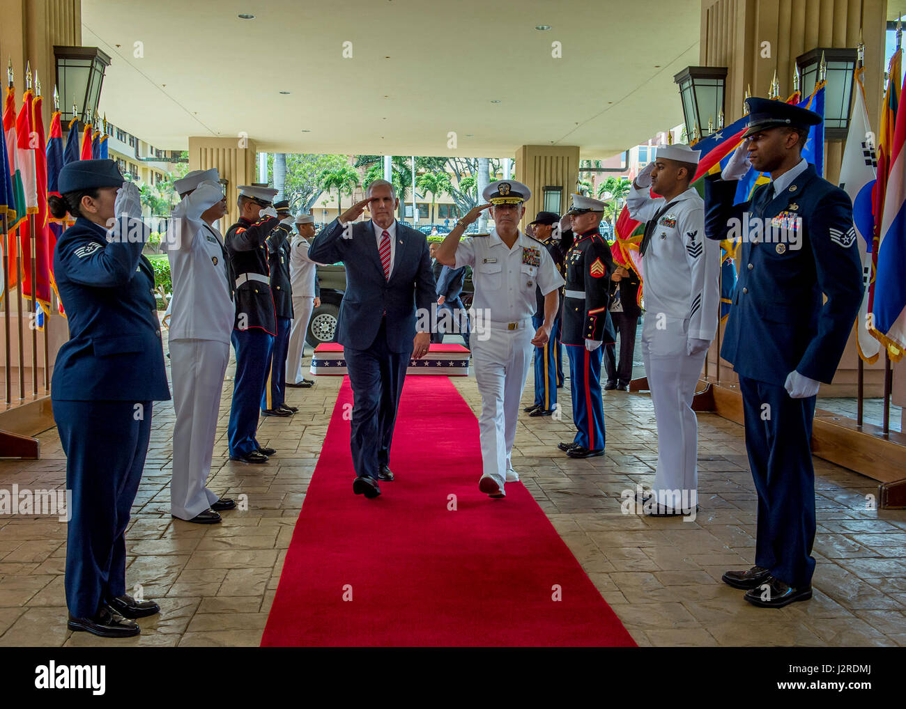 170424-N-WY954-064 H.M. CAMP SMITH, New York (24 avril 2017) Vice-président Mike Pence et adm. Harry B. Harris Jr., Commandant, United States Pacific (USPACOM), salue les sideboys car ils sont acheminés à bord au siège de l'USPACOM. Pence's stop à Hawaï couronne sa première visite officielle à l'Indo-Asia-Pacifique en renforçant l'engagement total à ses alliances et partenariats de sécurité. (U.S. Photo par marine Spécialiste de la communication de masse 2e classe Robin W./Pic) Parution Banque D'Images
