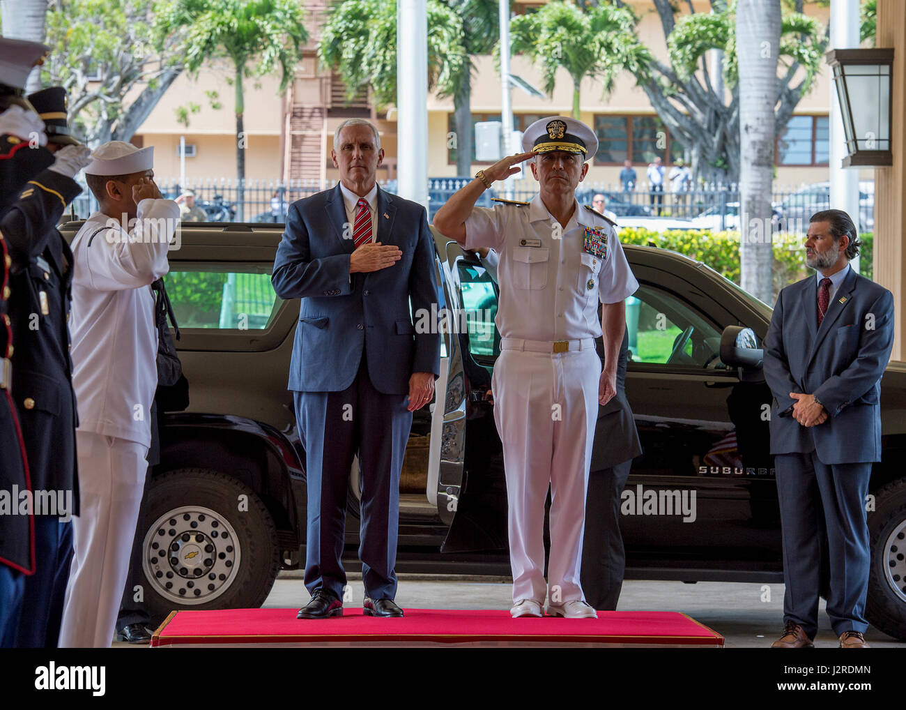 170424-N-WY954-098 H.M. CAMP SMITH, New York (24 avril 2017) Vice-président Mike Pence et adm. Harry B. Harris Jr., Commandant, United States Pacific (USPACOM), rend hommage rendu pendant l'hymne national sur le pence l'arrivée à l'USPACOM siège. Pence's stop à Hawaï couronne sa première visite officielle à l'Indo-Asia-Pacifique en renforçant l'engagement total à ses alliances et partenariats de sécurité. (U.S. Photo par marine Spécialiste de la communication de masse 2e classe Robin W./Pic) Parution Banque D'Images