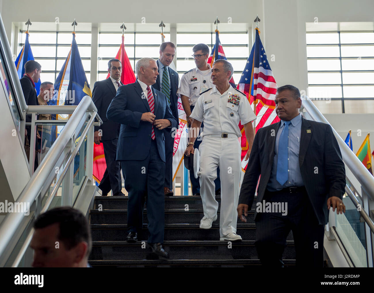 170424-N-WY954-118 H.M. CAMP SMITH, New York (24 avril 2017) Vice-président Mike Pence et adm. Harry B. Harris Jr., Commandant, United States Pacific (USPACOM), parler comme ils se préparent à quitter le siège de l'USPACOM. Pence's stop à Hawaï couronne sa première visite officielle à l'Indo-Asia-Pacifique en renforçant l'engagement total à ses alliances et partenariats de sécurité. (U.S. Photo par marine Spécialiste de la communication de masse 2e classe Robin W./Pic) Parution Banque D'Images