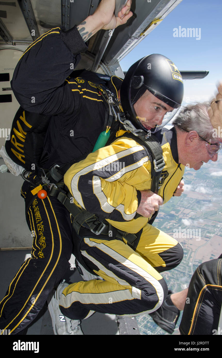 Jack Turner, un civil assistant du secrétaire de l'armée, et le sergent. Ken Severin, membre de l'armée de chevaliers d'or de l'équipe de démonstration de parachutisme, sortie de l'avion pour un saut en tandem le 25 avril 2017, plus de deux milles au-dessus de champ hors-la à Clarksville, Tennessee. Banque D'Images