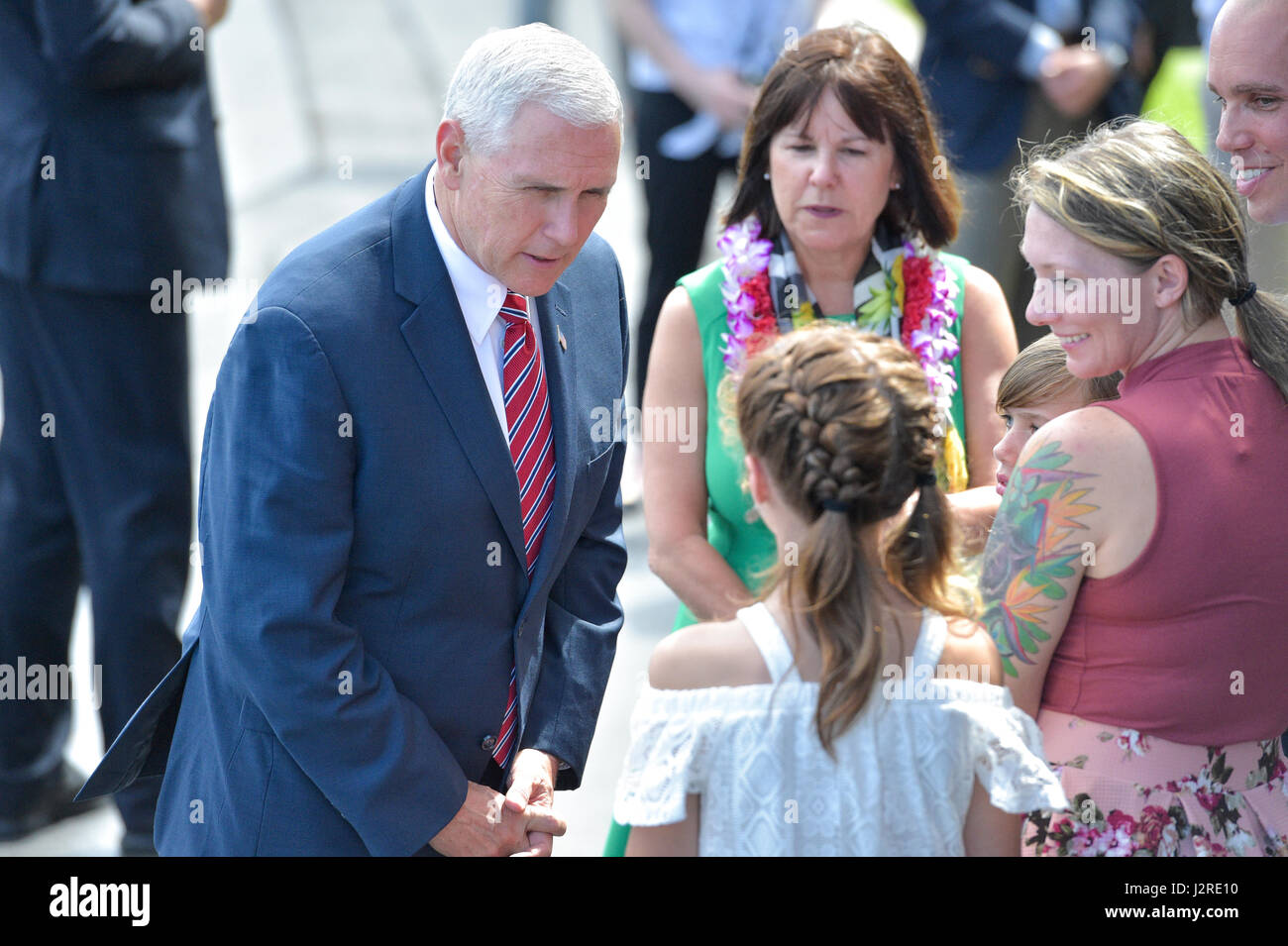 Vice-président Mike Pence et sa femme, Karen parlent avec leur neveu fille Leonie Louzon 25 Avril, 2017 at Joint Base Harbor-Hickam Pearl, HI. Leonie père est Air Force James MSgt Louzon, Chef de Section, des systèmes C2 au 613e sp. Pence Vice-président fait une brève escale sur Oahu pour parler avec les troupes qu'il se rendait de Samoa américaines à Washington DC. Le voyage est conçu comme une occasion pour le Vice-président d'exposer les politiques des administrations aux alliés des États-Unis dans la région, et d'offrir pour lui l'occasion de développer des relations personnelles avec les chefs de gouvernement et d'entreprise. La marque Banque D'Images