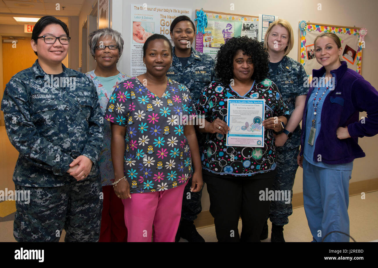 170425-N-GZ984-072 - Norfolk, Va. Département d'Obstétrique et gynécologie clinique de santé de la Direction générale du personnel Naval Station Norfolk afficher leur jour d'ouverture circulaire pour la Contraception Walk-In Clinic le 25 avril. La première clinique de contraception en agence à Hampton Roads est ouvert à tous les bénéficiaires femmes et fournit des services le jour même pour les options de contrôle des naissances. U.S. Navy Photo by Mass Communication Specialist 2e classe (SW) Térach L. Bryant. Banque D'Images