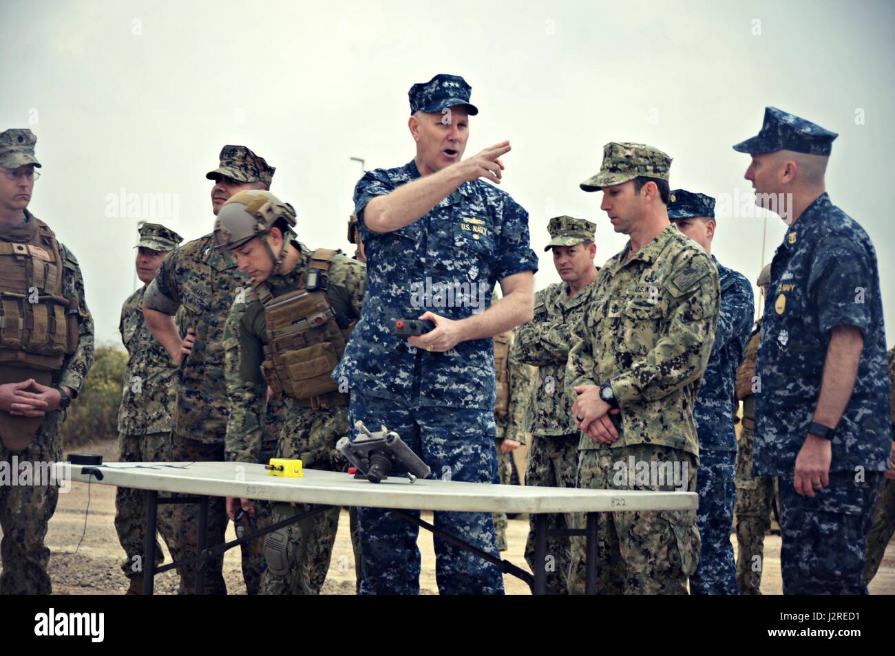 170425-N-N0901-005 NAVAL STATION ROTA, ESPAGNE (25 avril 2017) Vice-amiral. Christopher W. GRADY, commandant de la sixième flotte américaine, la droite et le Cmdr. Gareth Healy, commandant de l'unité mobile de destruction des engins explosifs, 8 se préparer à lancer une marque 1 MOD 3 clé fusée utilisés pour rendre les engins non explosés en sécurité. États-unis 6e Flotte, basée à Naples, Italie, effectue l'ensemble des opérations navales et mixte, souvent de concert avec ses alliés, partenaires interarmées et interinstitutions afin de faire progresser les intérêts nationaux américains et la sécurité et la stabilité en Europe et l'Afrique. (U.S. Photo de la marine par le lieutenant J.G. Seth Banque D'Images