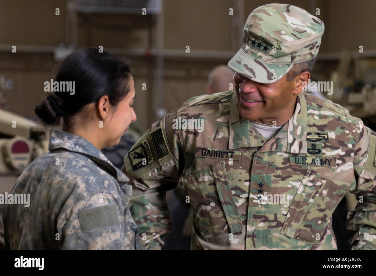 Le lieutenant-général Michael Garrett, général commandant de l'armée américaine, Centrale des pourparlers avec la CPS. Kayla Colon, un mécanicien de la 4e Bataillon, 5e Régiment d'artillerie de défense aérienne, au cours d'une visite guidée des fonctionnalités, au Camp Arifjan, 26 avril. Les soldats comme Colon, aider leur fonction de l'unité dans un esprit d'équipe, en dépit de fonctionner sur plusieurs fuseaux horaires à l'intérieur de l'USARCENT empreinte écologique. (U.S. Photo de l'armée par le Sgt. Bethany Huff, ARCENT Public Affairs) Banque D'Images