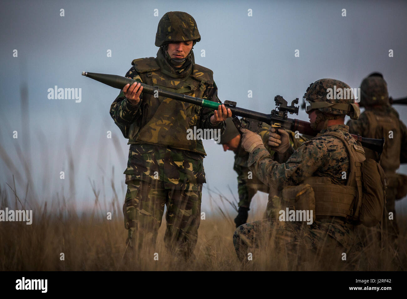 La Marine américaine lance le Cpl. Jason, l'appareil photo un carabinier avec force de rotation Maritime Europe 17.1, se prépare à tirer un lance-fusée propulsée pendant l'exercice, 17,2 Platinum Eagle au secteur d'entraînement Babadag, en Roumanie, le 26 avril 2017. Armée roumaine a réalisé une gamme de tir réel pour que les Marines pouvaient tirer des systèmes d'arme étrangers au cours de l'armée à la formation militaire de l'engagement. Platinum Eagle renforce la relation stratégique entre les Etats-Unis et l'Europe qui a été obtenue au cours des sept dernières années et est construit sur une base de valeurs communes, d'expériences et de visions Banque D'Images