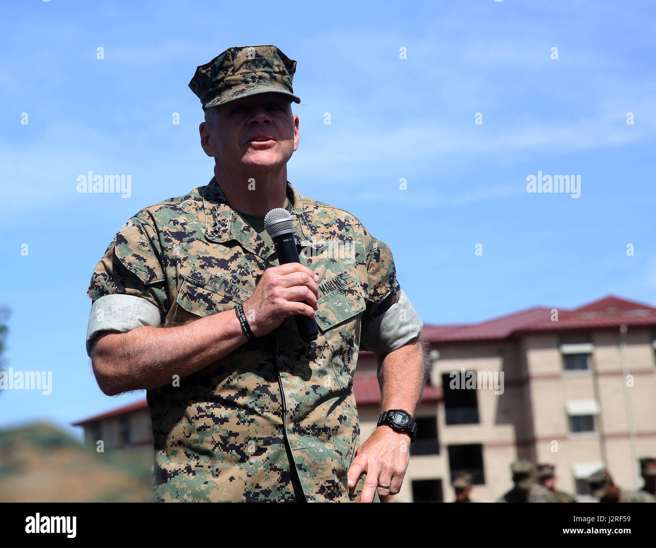 Commandant de la Marine Corps le général Robert B. Neller parle de Marines au Marine Corps Base Camp Pendleton, en Californie, le 26 avril 2017. Neller dit marines se respecter, tenir chacun responsable et d'être prêt à combattre les batailles. (U.S. Marine Corps photo par Lance Cpl. Robert A. Alejandre) Banque D'Images