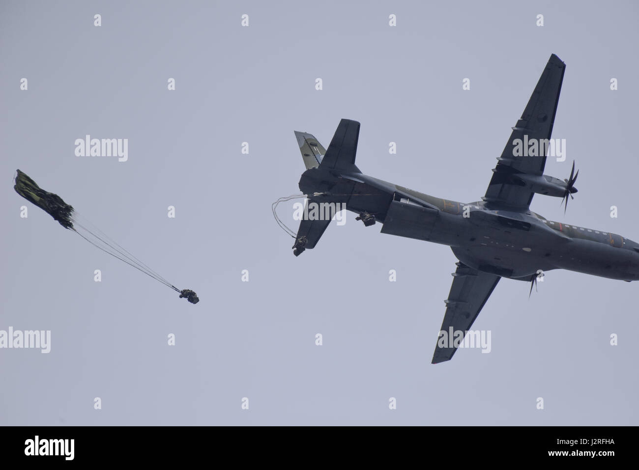 Des soldats du ciel la Compagnie C, 2e Bataillon, 503e Régiment d'infanterie, 173e Brigade aéroportée ont mené conjointement une opération aéroportée et l'aérodrome à la saisie avec l'Armée de la République tchèque lors d'une exercice sur le terrain dans le cadre de l'exercice dans la sortie 17 Sabre Mimon, République tchèque le 17 avril 2017. Sabre d'exercice démontre la capacité de jonction de la 173e Brigade aéroportée pour déplacer rapidement et assembler ses forces en collaboration avec l'OTAN alliés pour assurer les ressources critiques, qui permet aux forces suivantes à air terre équipement vital. Banque D'Images