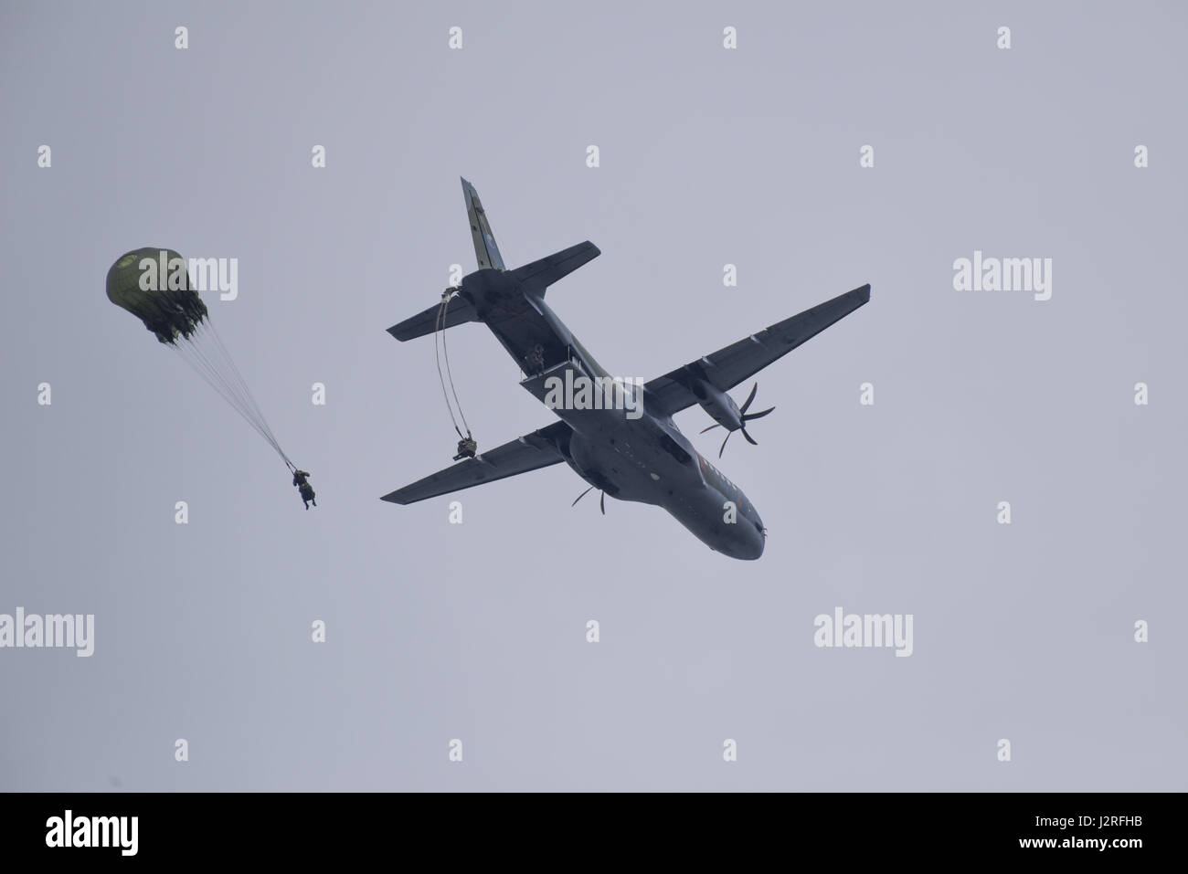 Des soldats du ciel la Compagnie C, 2e Bataillon, 503e Régiment d'infanterie, 173e Brigade aéroportée ont mené conjointement une opération aéroportée et l'aérodrome à la saisie avec l'Armée de la République tchèque lors d'une exercice sur le terrain dans le cadre de l'exercice dans la sortie 17 Sabre Mimon, République tchèque le 17 avril 2017. Sabre d'exercice démontre la capacité de jonction de la 173e Brigade aéroportée pour déplacer rapidement et assembler ses forces en collaboration avec l'OTAN alliés pour assurer les ressources critiques, qui permet aux forces suivantes à air terre équipement vital. Banque D'Images