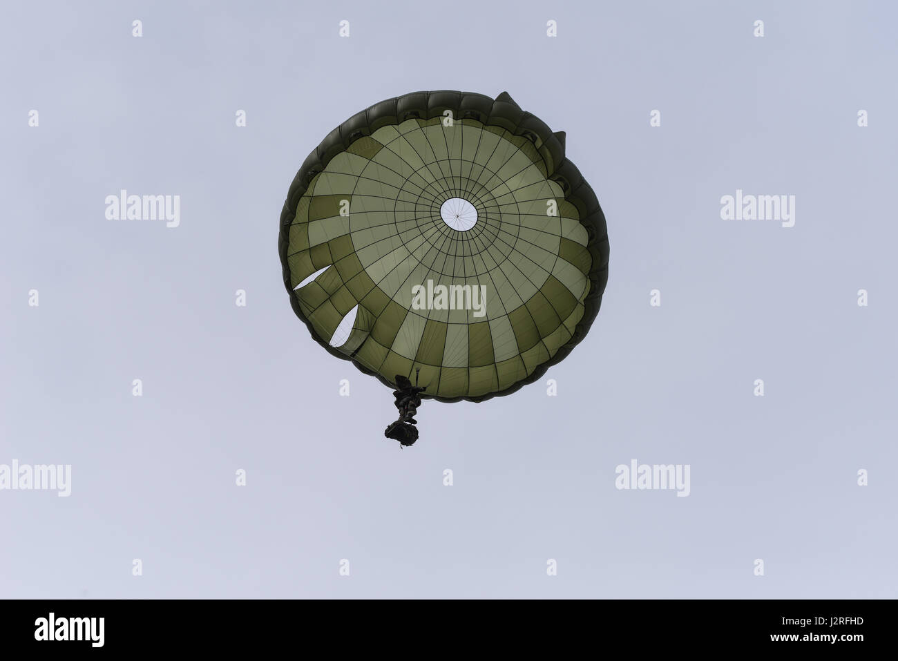 Des soldats du ciel la Compagnie C, 2e Bataillon, 503e Régiment d'infanterie, 173e Brigade aéroportée ont mené conjointement une opération aéroportée et l'aérodrome à la saisie avec l'Armée de la République tchèque lors d'une exercice sur le terrain dans le cadre de l'exercice dans la sortie 17 Sabre Mimon, République tchèque le 17 avril 2017. Sabre d'exercice démontre la capacité de jonction de la 173e Brigade aéroportée pour déplacer rapidement et assembler ses forces en collaboration avec l'OTAN alliés pour assurer les ressources critiques, qui permet aux forces suivantes à air terre équipement vital. Banque D'Images