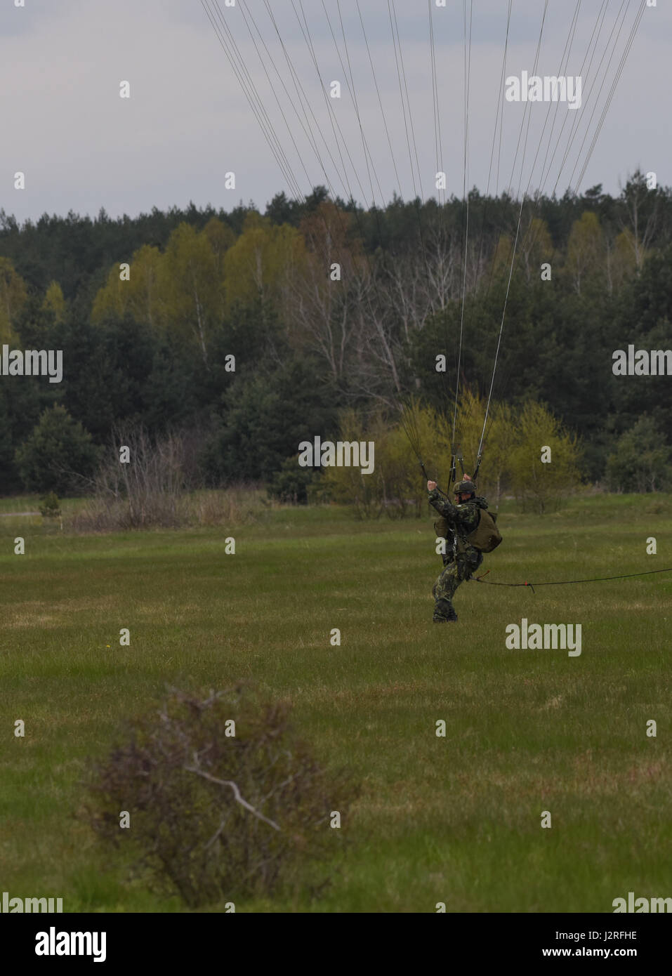 Des soldats du ciel la Compagnie C, 2e Bataillon, 503e Régiment d'infanterie, 173e Brigade aéroportée ont mené conjointement une opération aéroportée et l'aérodrome à la saisie avec l'Armée de la République tchèque lors d'une exercice sur le terrain dans le cadre de l'exercice dans la sortie 17 Sabre Mimon, République tchèque le 17 avril 2017. Sabre d'exercice démontre la capacité de jonction de la 173e Brigade aéroportée pour déplacer rapidement et assembler ses forces en collaboration avec l'OTAN alliés pour assurer les ressources critiques, qui permet aux forces suivantes à air terre équipement vital. Banque D'Images