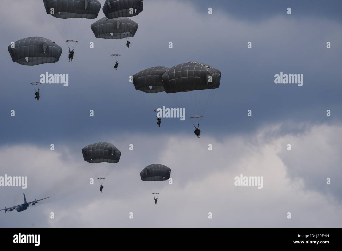 Des soldats du ciel la Compagnie C, 2e Bataillon, 503e Régiment d'infanterie, 173e Brigade aéroportée ont mené conjointement une opération aéroportée et l'aérodrome à la saisie avec l'Armée de la République tchèque lors d'une exercice sur le terrain dans le cadre de l'exercice dans la sortie 17 Sabre Mimon, République tchèque le 17 avril 2017. Sabre d'exercice démontre la capacité de jonction de la 173e Brigade aéroportée pour déplacer rapidement et assembler ses forces en collaboration avec l'OTAN alliés pour assurer les ressources critiques, qui permet aux forces suivantes à air terre équipement vital. Banque D'Images