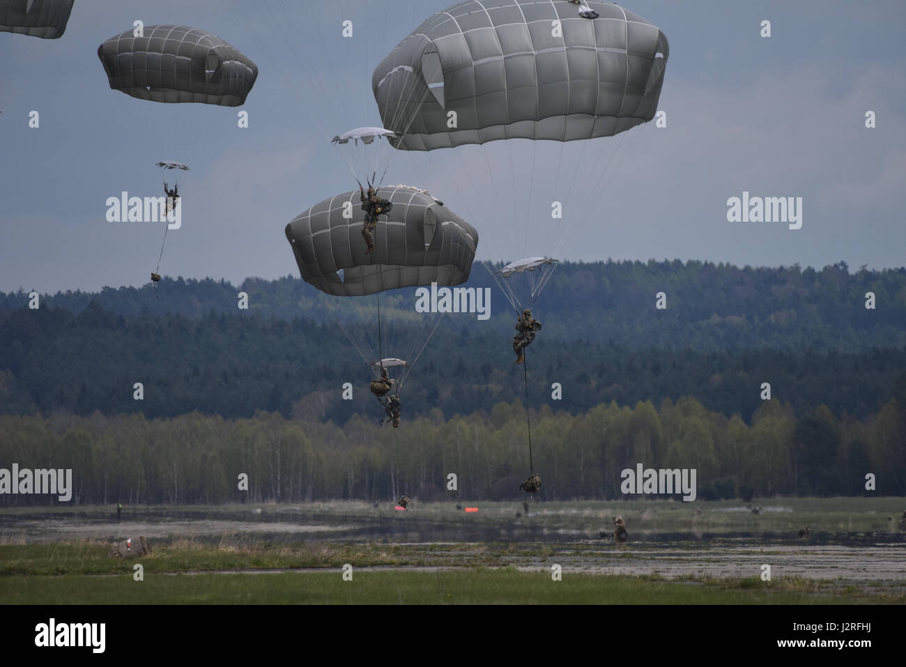 Des soldats du ciel la Compagnie C, 2e Bataillon, 503e Régiment d'infanterie, 173e Brigade aéroportée ont mené conjointement une opération aéroportée et l'aérodrome à la saisie avec l'Armée de la République tchèque lors d'une exercice sur le terrain dans le cadre de l'exercice dans la sortie 17 Sabre Mimon, République tchèque le 17 avril 2017. Sabre d'exercice démontre la capacité de jonction de la 173e Brigade aéroportée pour déplacer rapidement et assembler ses forces en collaboration avec l'OTAN alliés pour assurer les ressources critiques, qui permet aux forces suivantes à air terre équipement vital. Banque D'Images