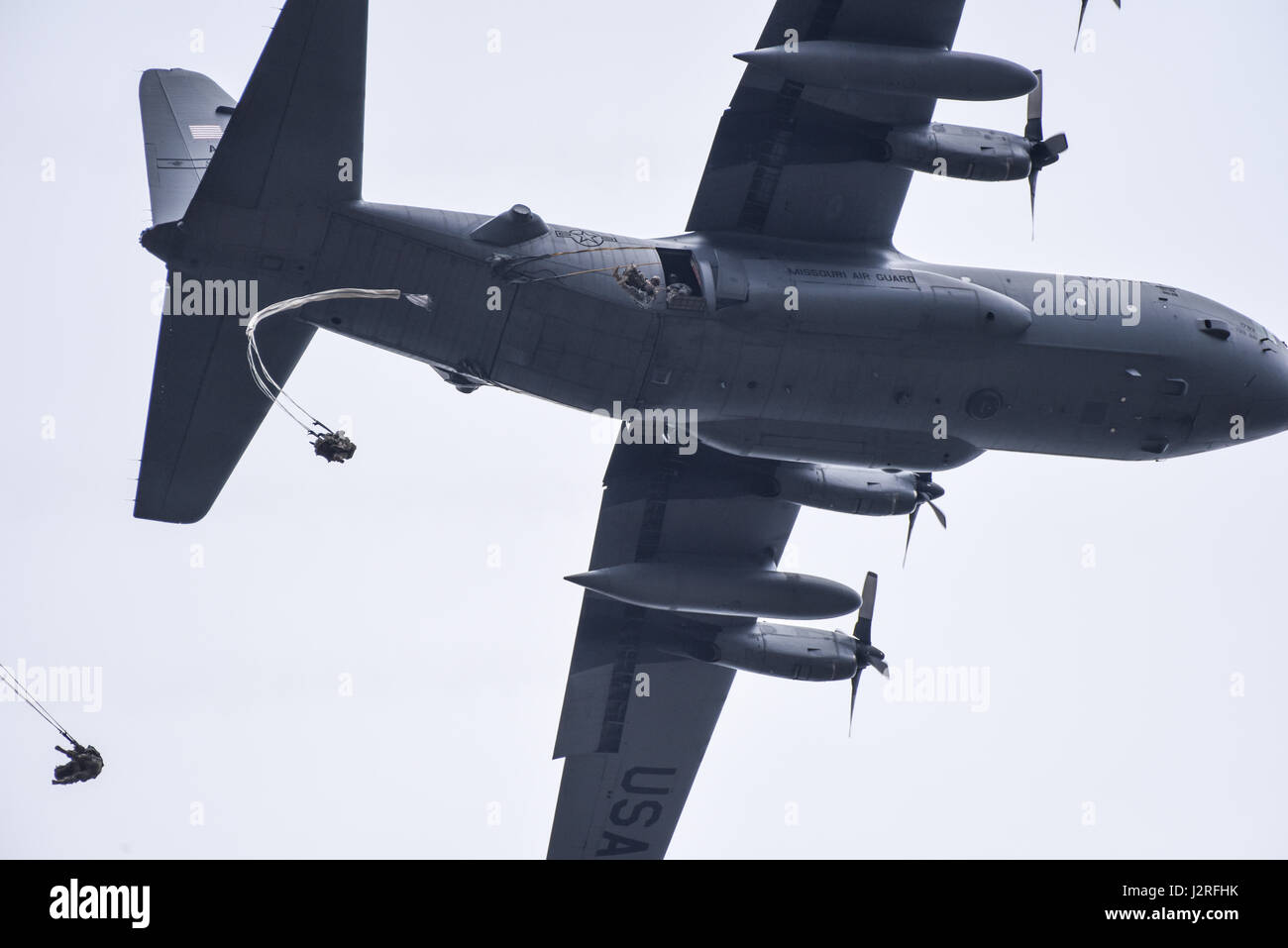 Des soldats du ciel la Compagnie C, 2e Bataillon, 503e Régiment d'infanterie, 173e Brigade aéroportée ont mené conjointement une opération aéroportée et l'aérodrome à la saisie avec l'Armée de la République tchèque lors d'une exercice sur le terrain dans le cadre de l'exercice dans la sortie 17 Sabre Mimon, République tchèque le 17 avril 2017. Sabre d'exercice démontre la capacité de jonction de la 173e Brigade aéroportée pour déplacer rapidement et assembler ses forces en collaboration avec l'OTAN alliés pour assurer les ressources critiques, qui permet aux forces suivantes à air terre équipement vital. Banque D'Images