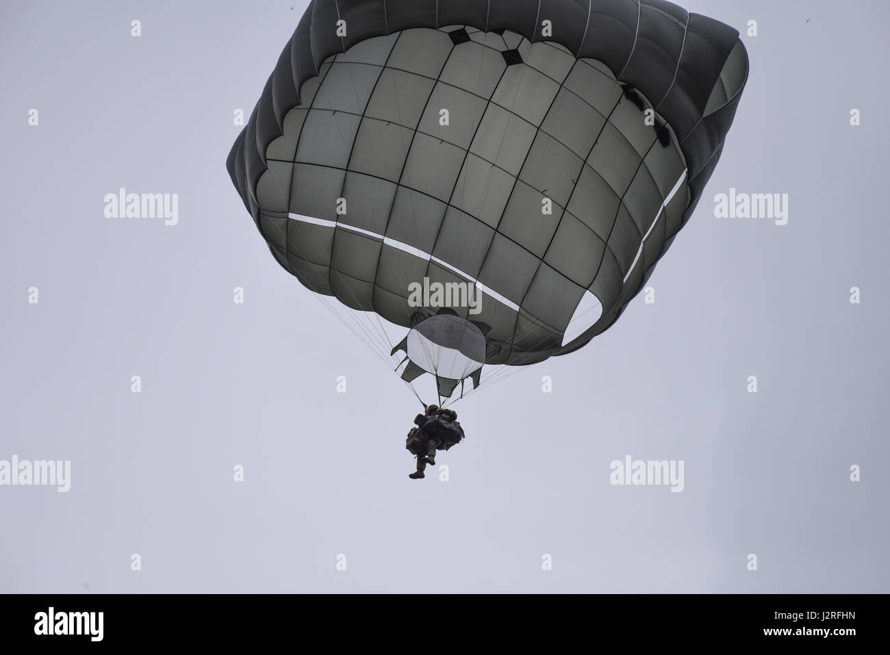 Des soldats du ciel la Compagnie C, 2e Bataillon, 503e Régiment d'infanterie, 173e Brigade aéroportée ont mené conjointement une opération aéroportée et l'aérodrome à la saisie avec l'Armée de la République tchèque lors d'une exercice sur le terrain dans le cadre de l'exercice dans la sortie 17 Sabre Mimon, République tchèque le 17 avril 2017. Sabre d'exercice démontre la capacité de jonction de la 173e Brigade aéroportée pour déplacer rapidement et assembler ses forces en collaboration avec l'OTAN alliés pour assurer les ressources critiques, qui permet aux forces suivantes à air terre équipement vital. Banque D'Images