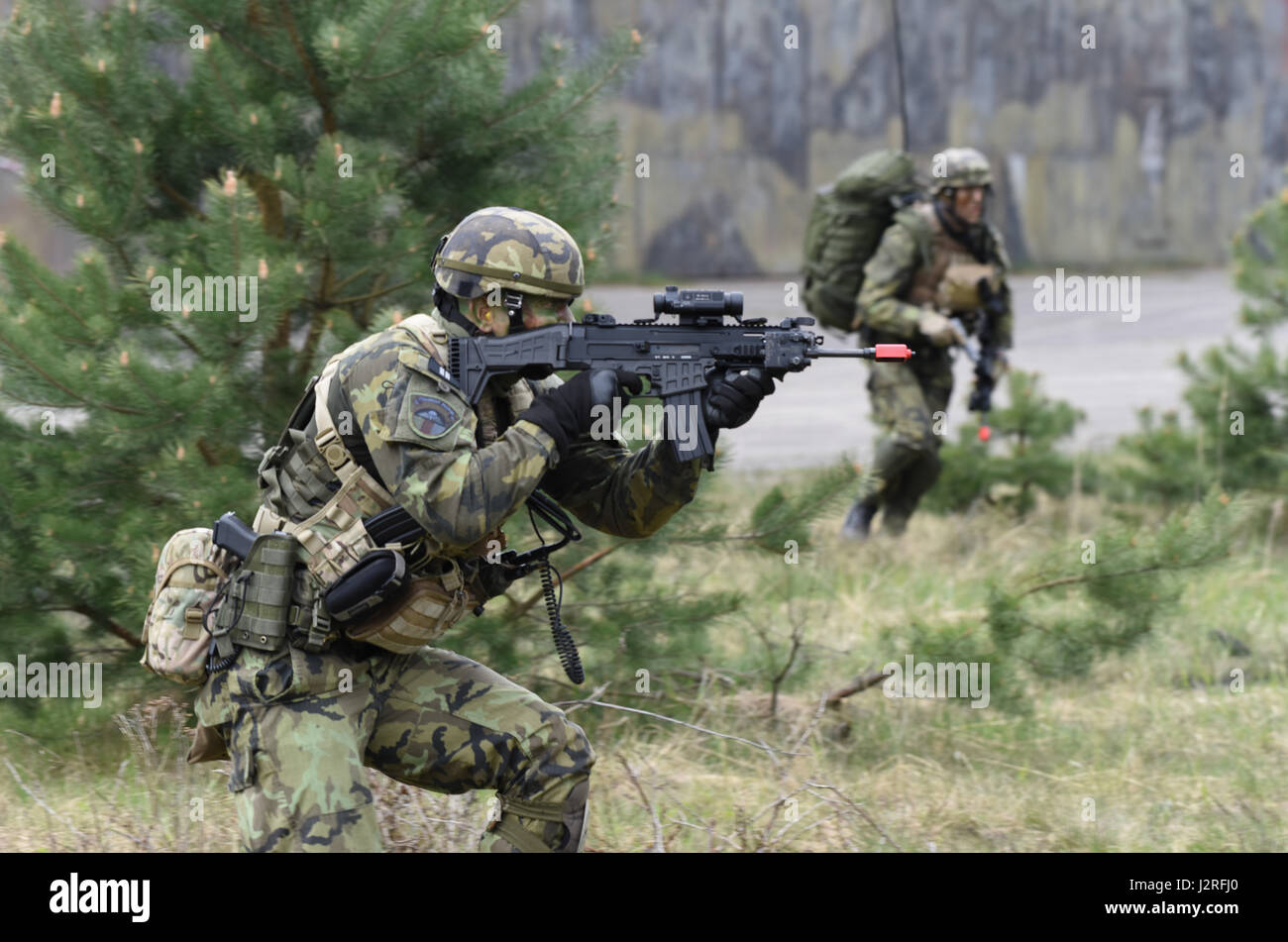 Un soldat de la République tchèque à travers un objectif assualts lors d'une opération aéroportée et l'aérodrome à la saisie de la Compagnie C, 2e Bataillon, 503e Régiment d'infanterie, 173e Brigade aéroportée au cours d'un exercice de terrain commun dans le cadre de l'exercice dans la sortie 17 Sabre Mimon, République tchèque le 17 avril 2017. Sabre d'exercice démontre la capacité de jonction de la 173e Brigade aéroportée pour déplacer rapidement et assembler ses forces en collaboration avec l'OTAN alliés pour assurer les ressources critiques, qui permet aux forces suivantes à air terre équipement vital. Banque D'Images