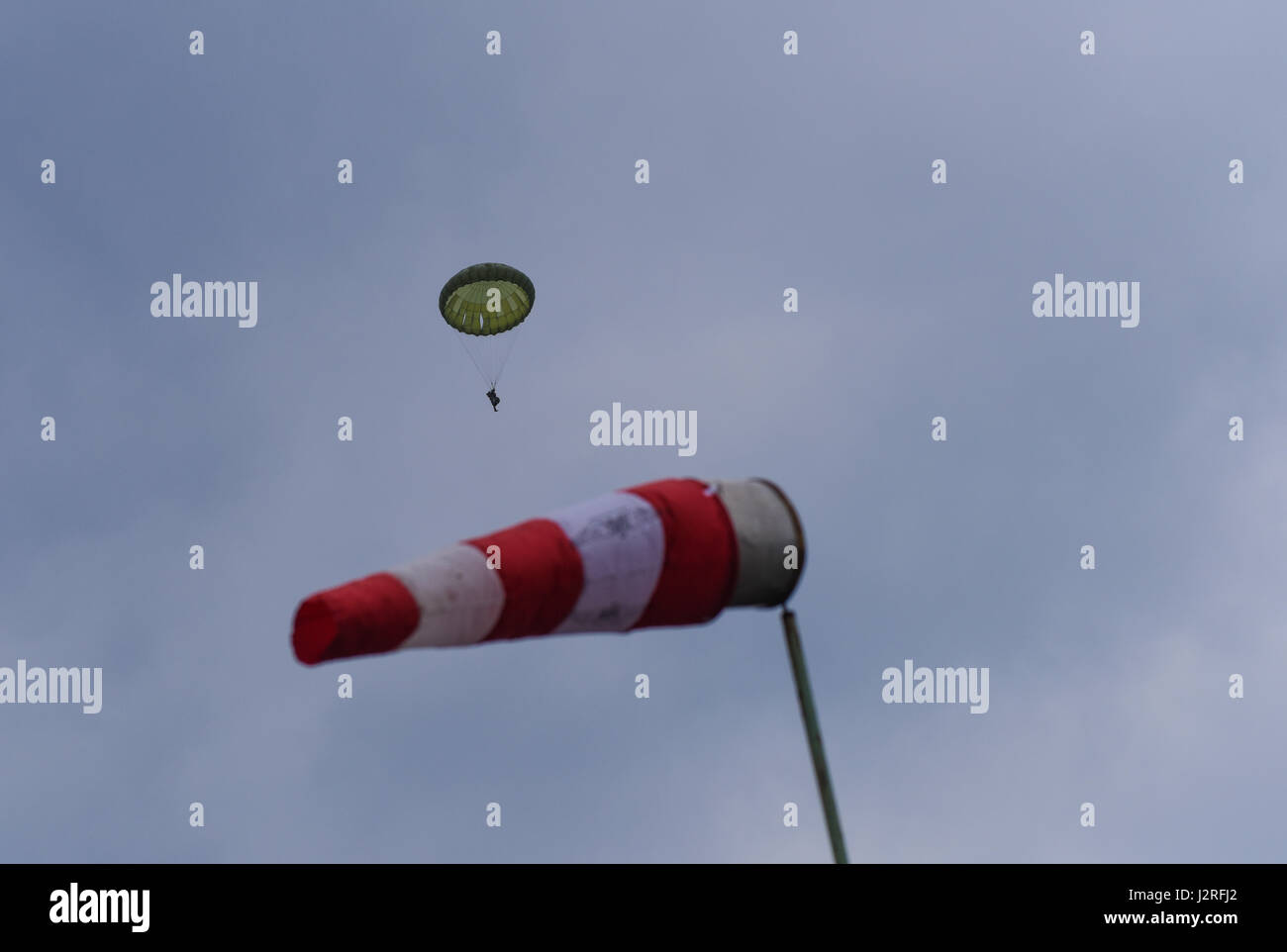 Des soldats du ciel la Compagnie C, 2e Bataillon, 503e Régiment d'infanterie, 173e Brigade aéroportée ont mené conjointement une opération aéroportée et l'aérodrome à la saisie avec l'Armée de la République tchèque lors d'une exercice sur le terrain dans le cadre de l'exercice dans la sortie 17 Sabre Mimon, République tchèque le 17 avril 2017. Sabre d'exercice démontre la capacité de jonction de la 173e Brigade aéroportée pour déplacer rapidement et assembler ses forces en collaboration avec l'OTAN alliés pour assurer les ressources critiques, qui permet aux forces suivantes à air terre équipement vital. Banque D'Images