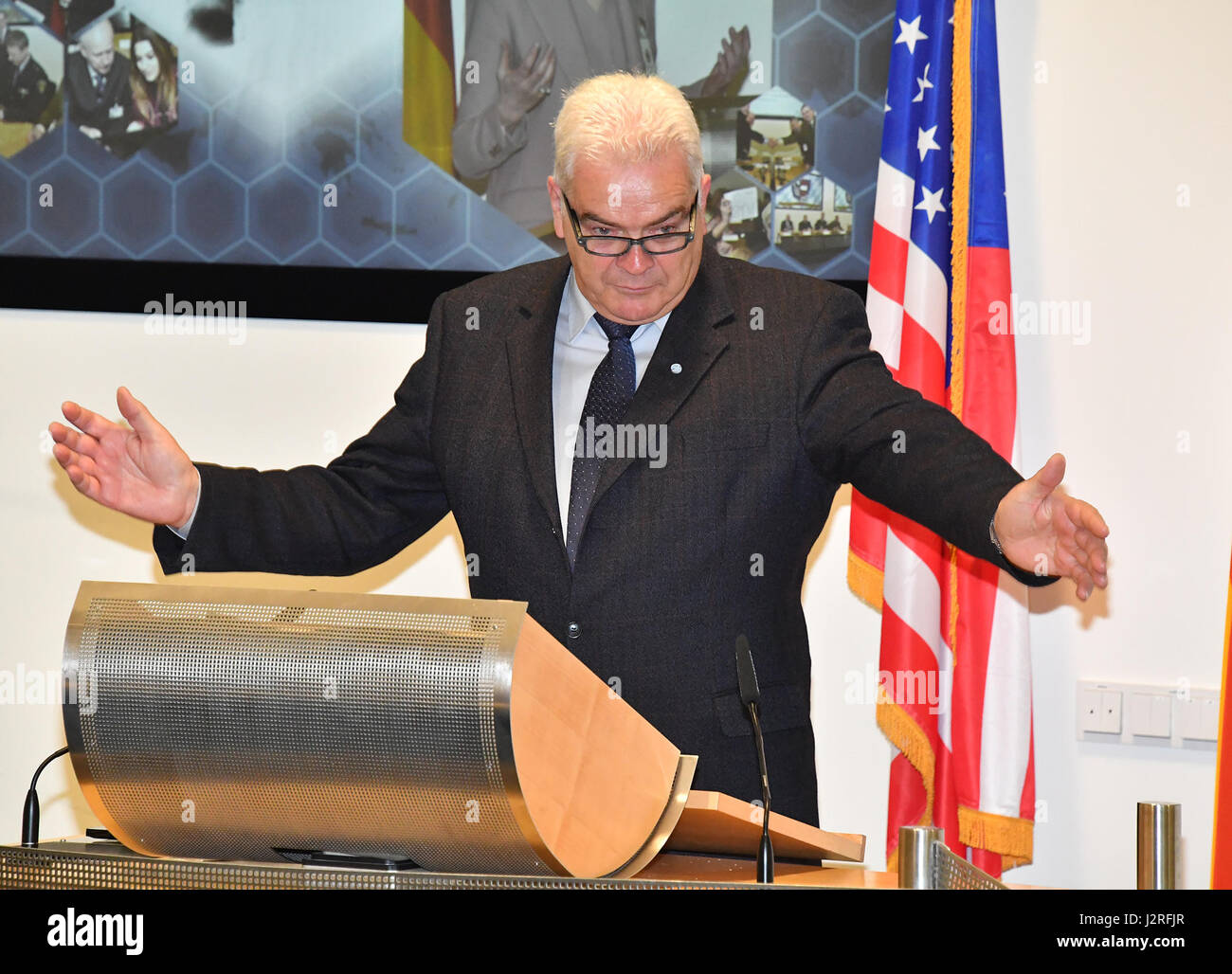 L'allemand Heer (Armée) Brig. Bgén (ret.) Johann Berger Allemand, le directeur adjoint à la George C. Marshall Centre européen d'études de sécurité, félicite les 47 participants de 25 pays sur leurs études à l'lors du séminaire sur la sécurité régionale le 27 avril au Centre Marshall. (Marshall Center photo par Karl-Heinz Wedhorn) Banque D'Images